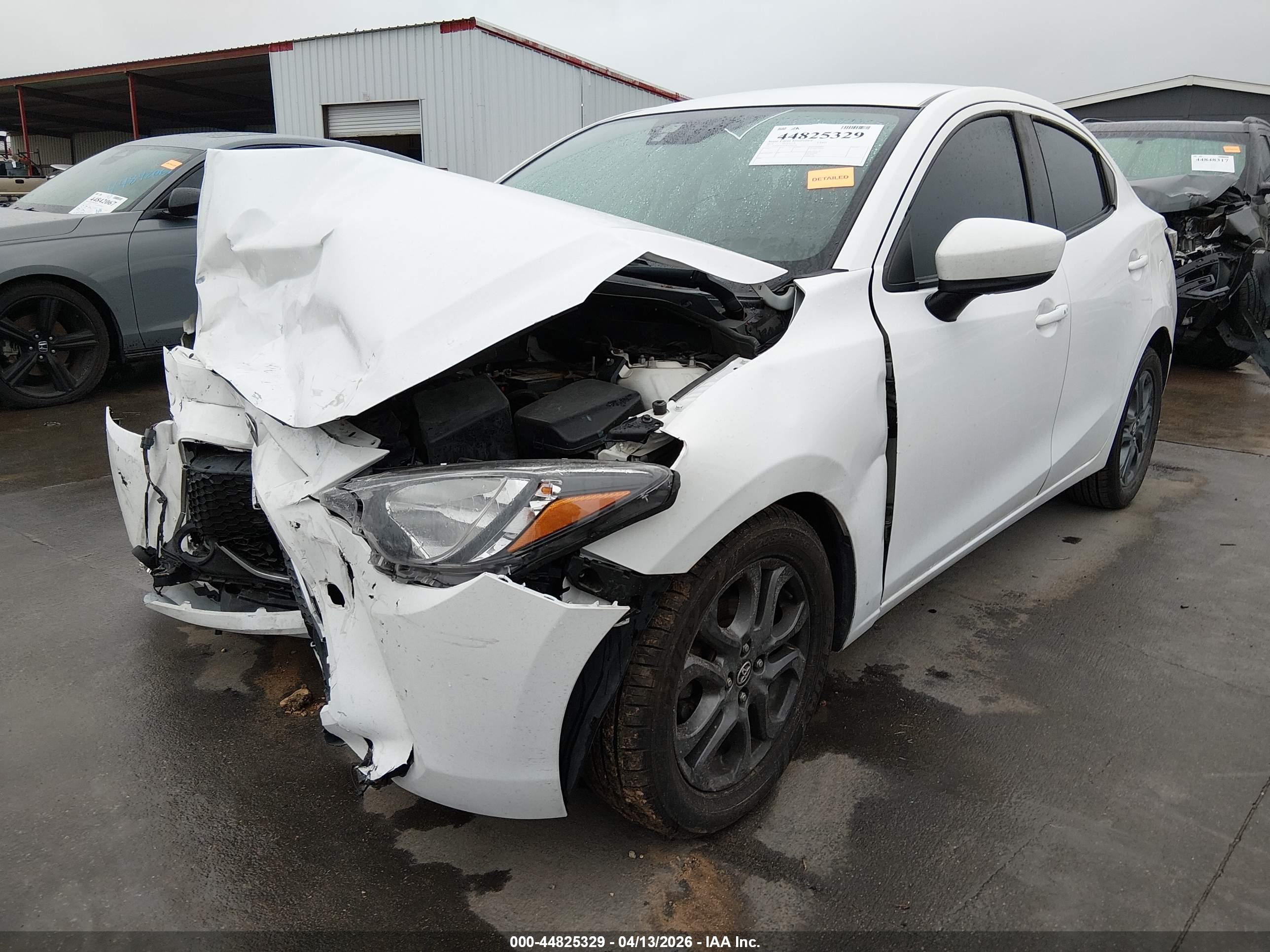 TOYOTA YARIS image 2