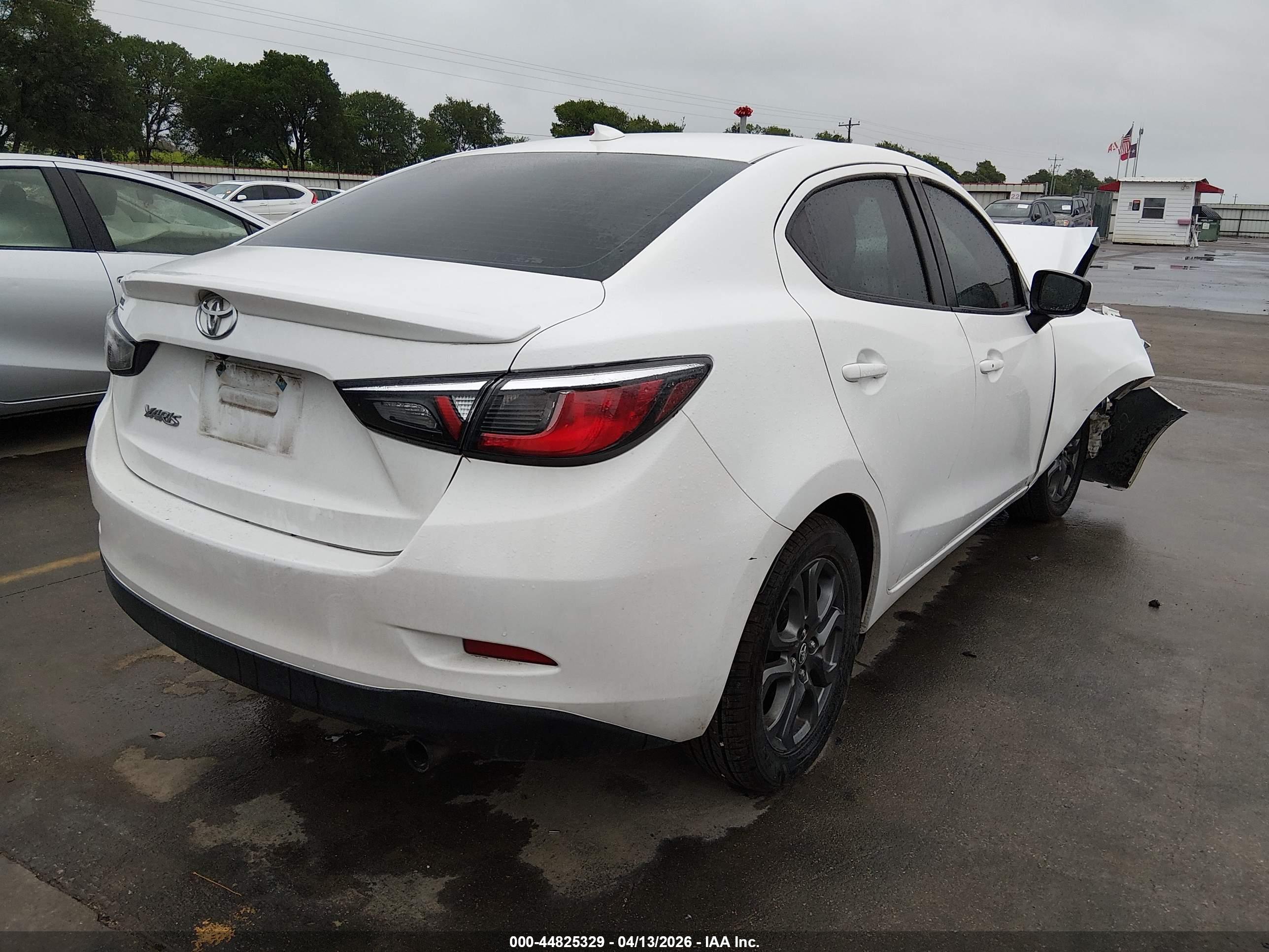 TOYOTA YARIS image 4