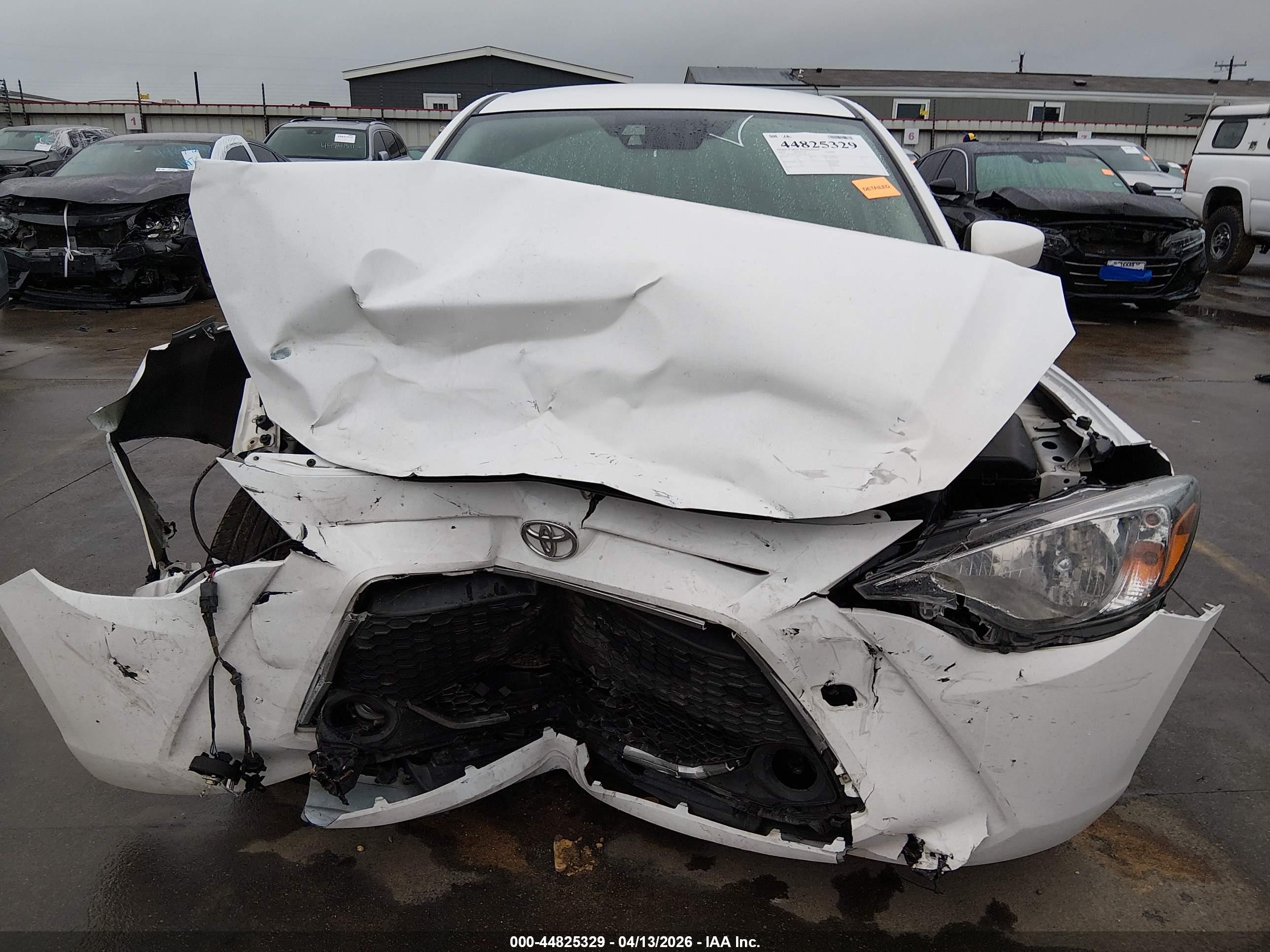 TOYOTA YARIS image 6