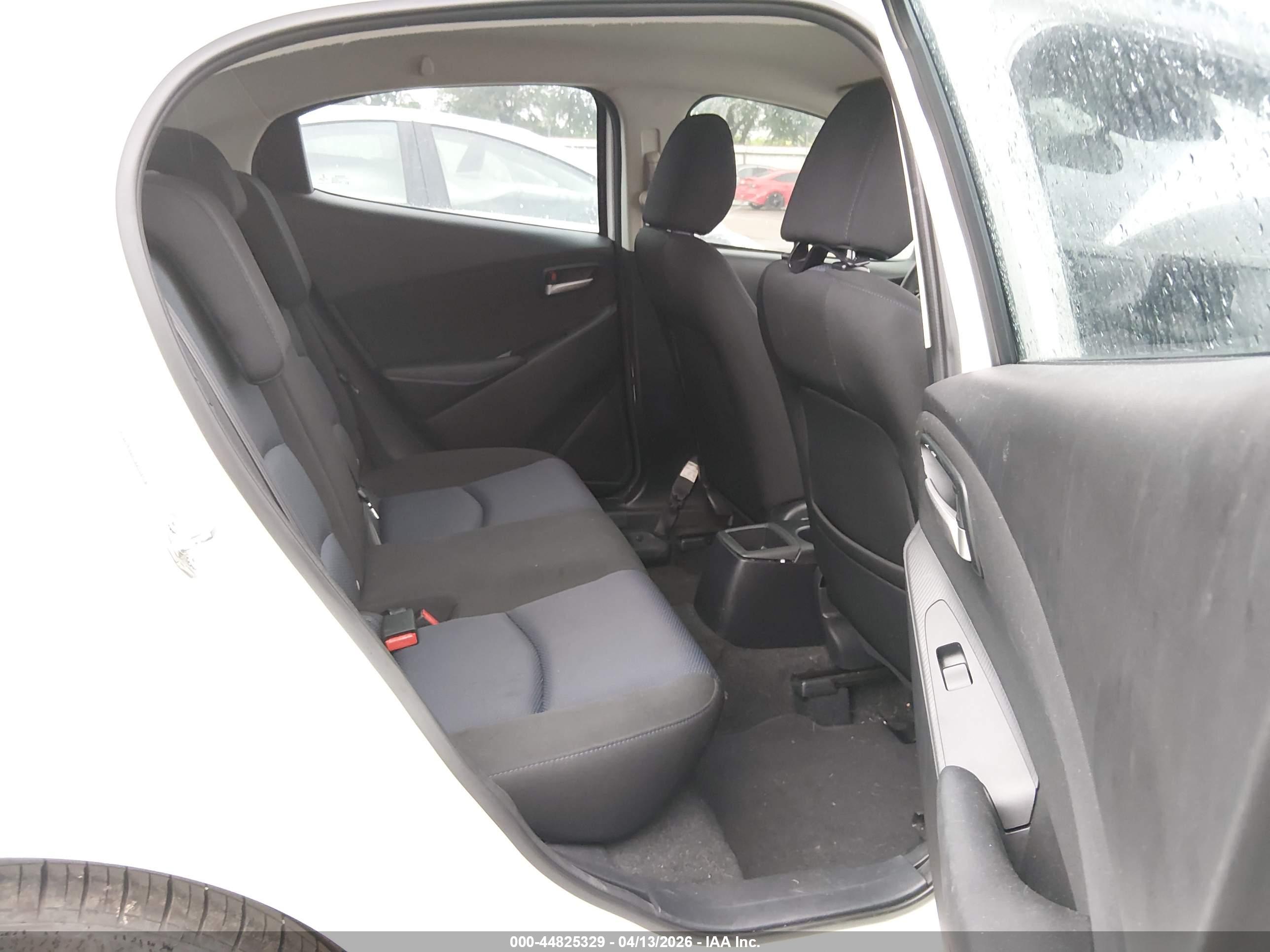 TOYOTA YARIS image 8