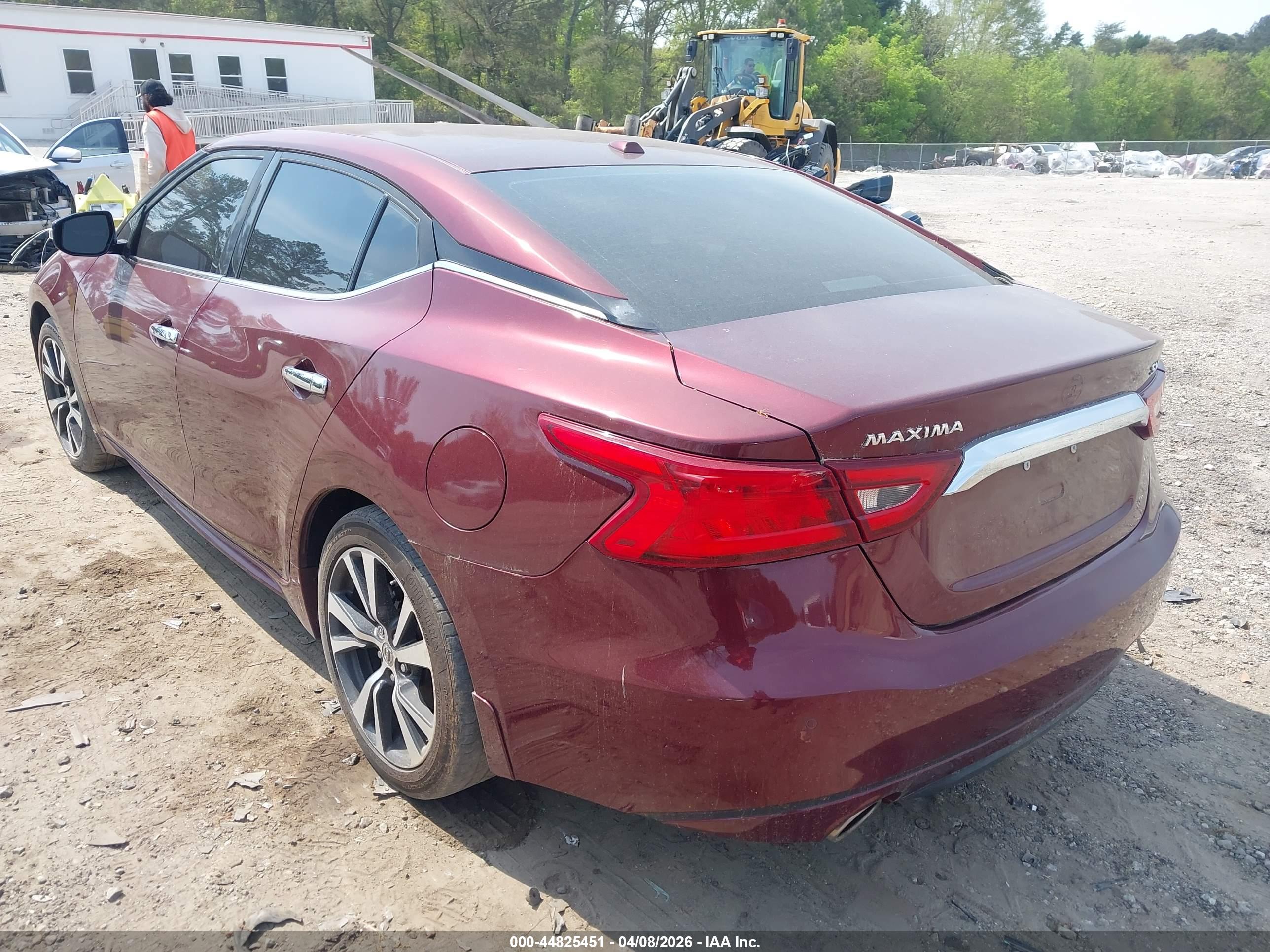 NISSAN MAXIMA image 3
