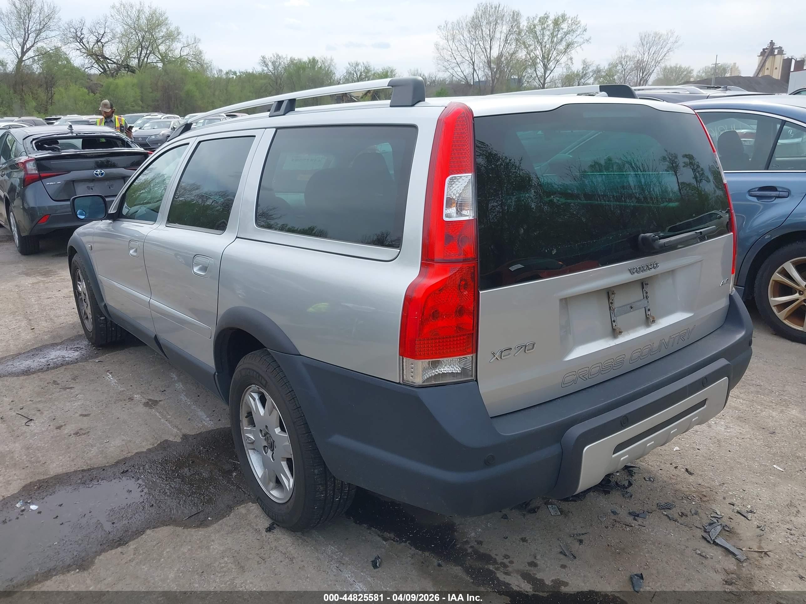 VOLVO XC70 image 3