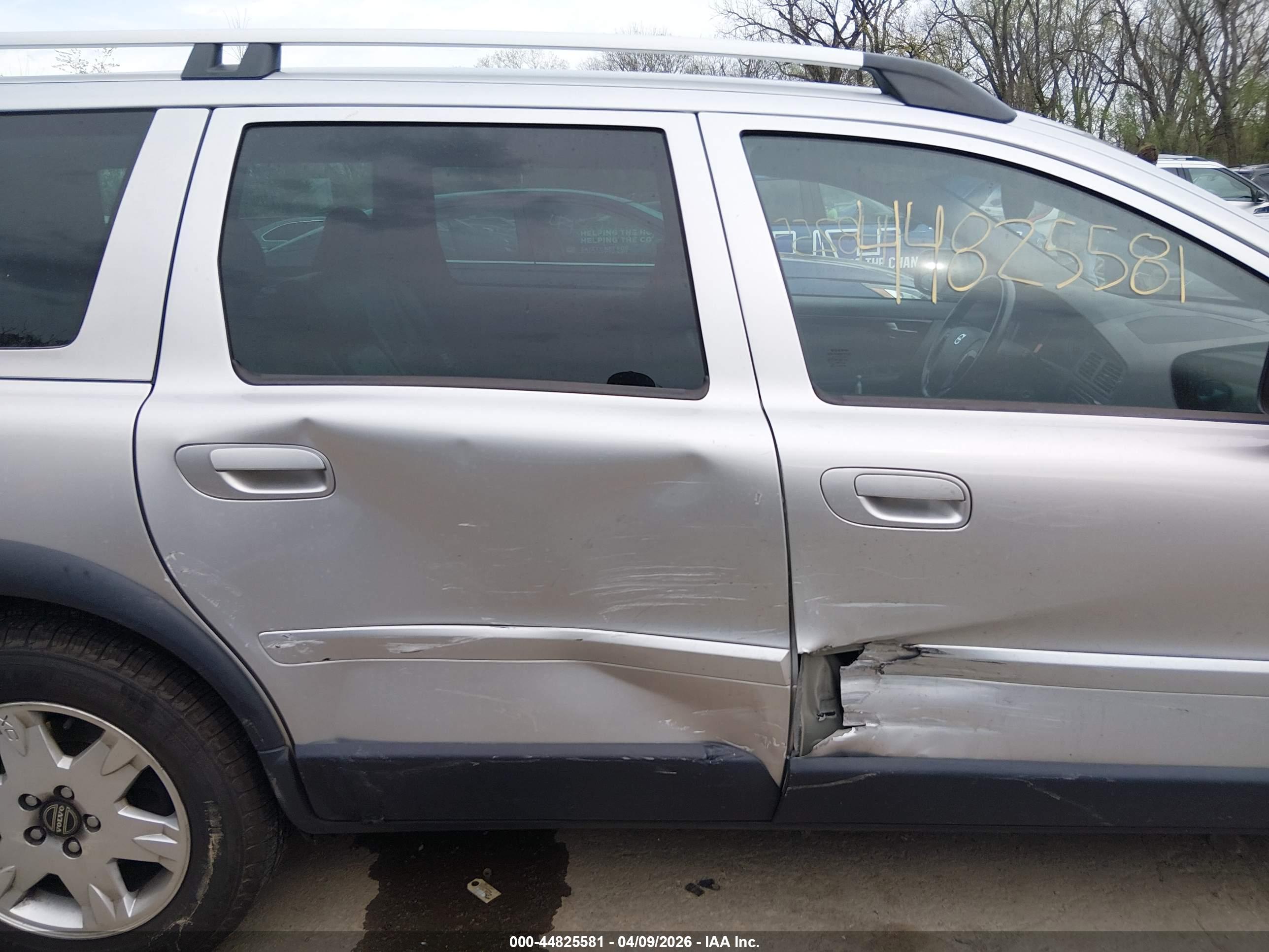 VOLVO XC70 image 6