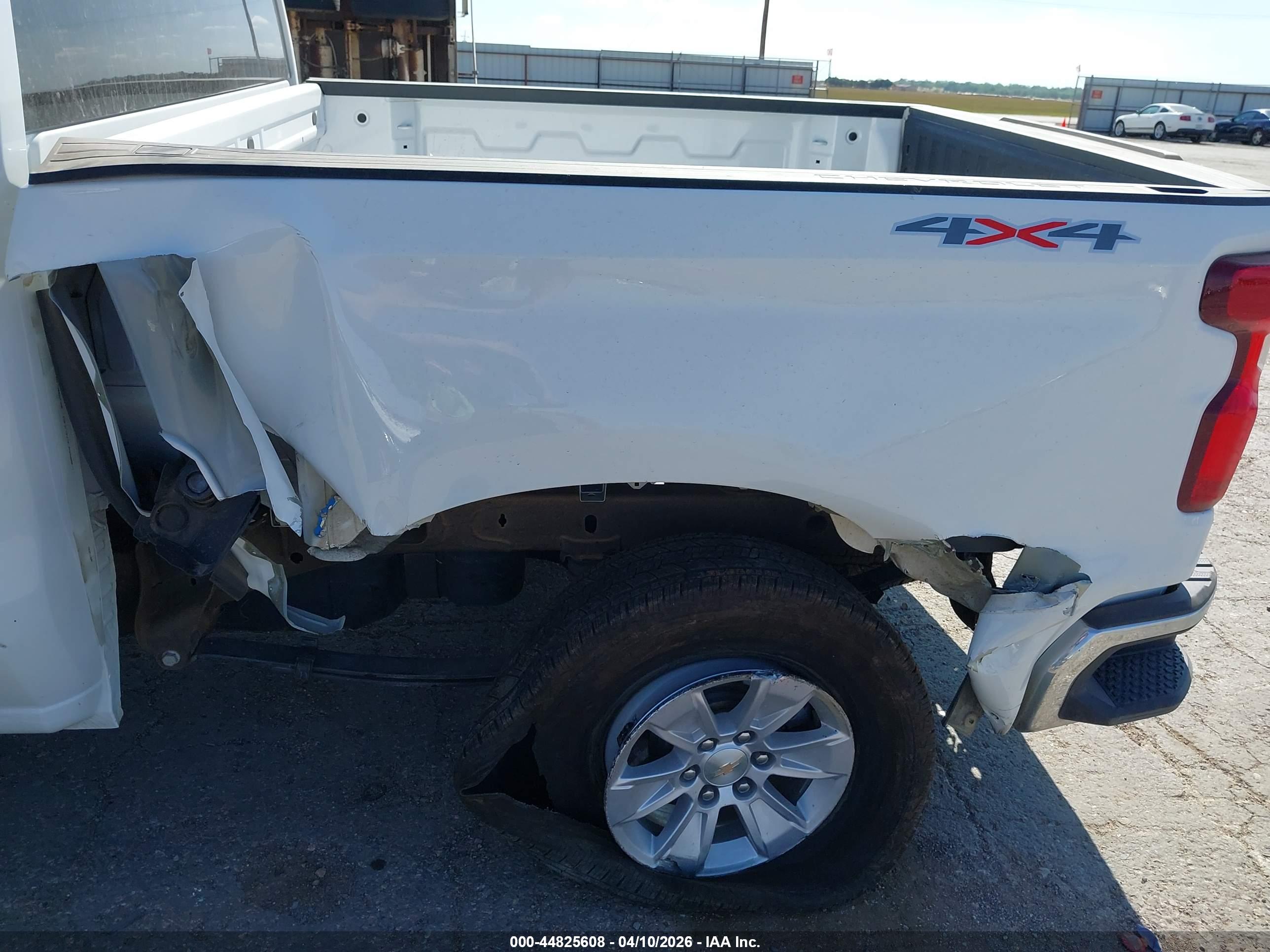CHEVROLET SILVERADO image 6