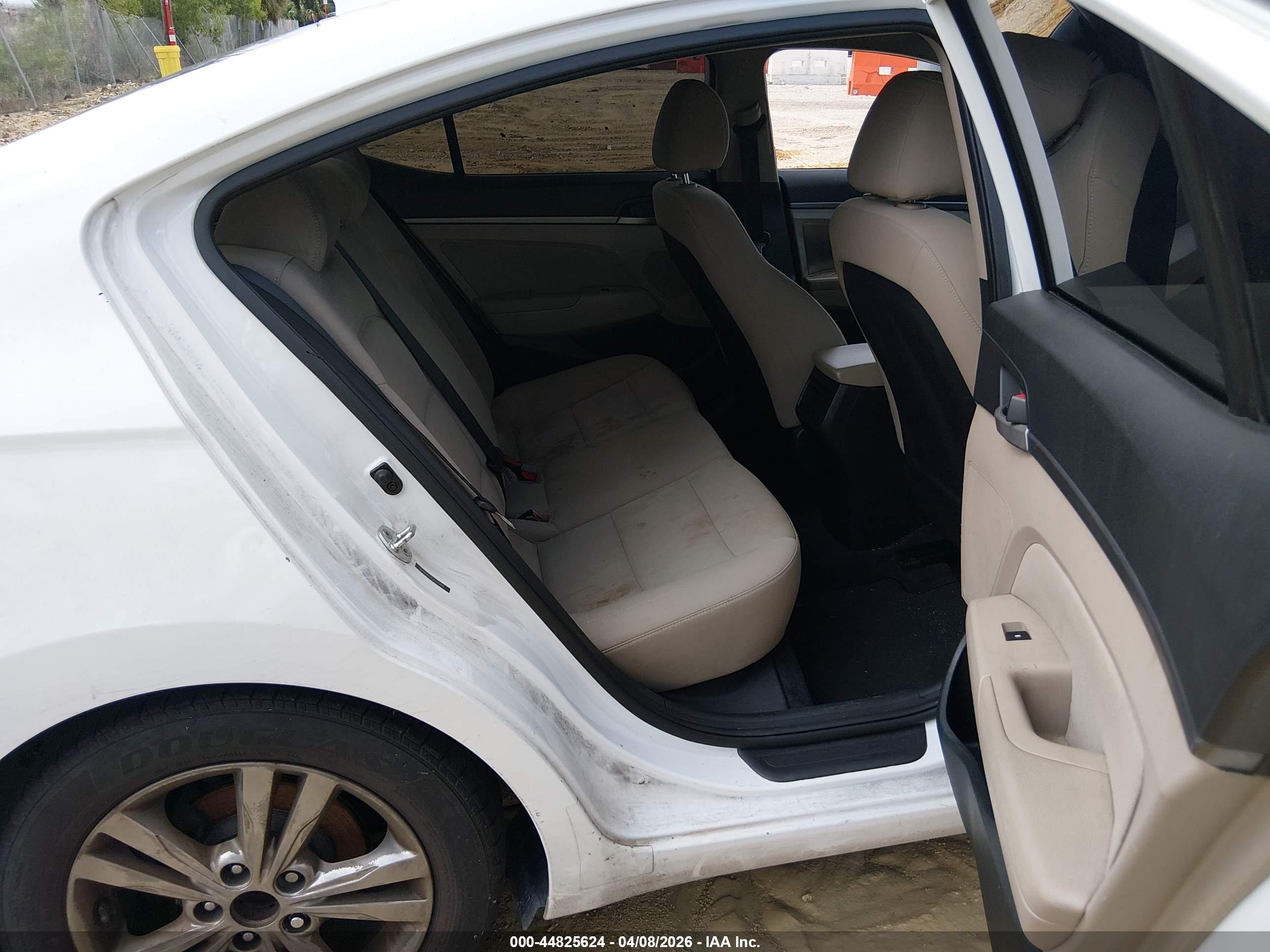 HYUNDAI ELANTRA image 8