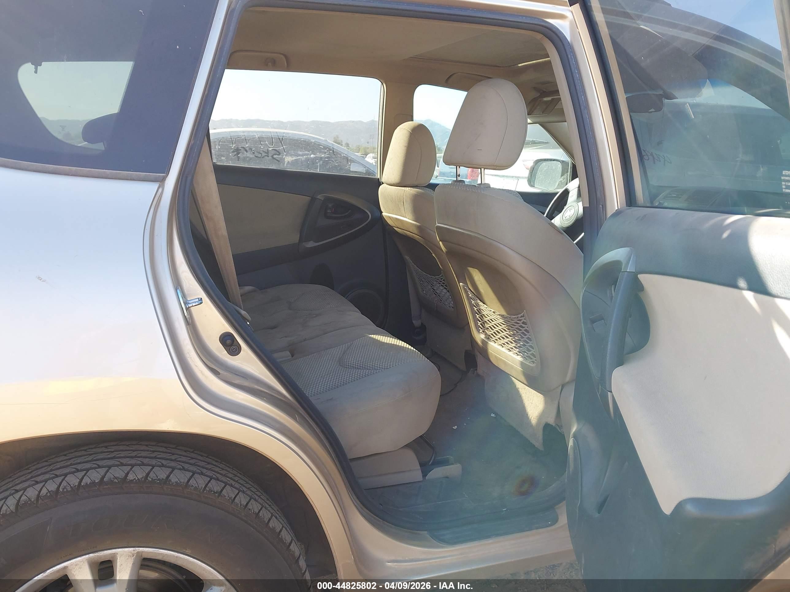 TOYOTA RAV4 image 8