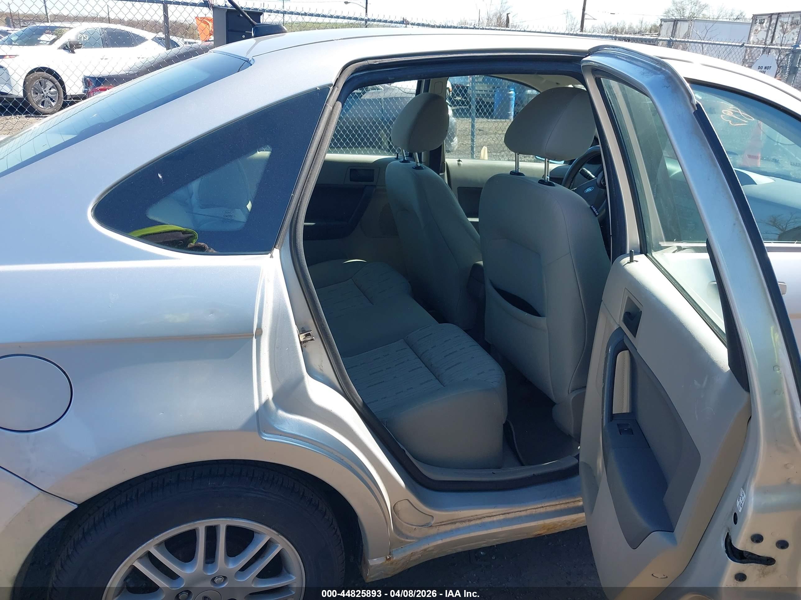 FORD FOCUS image 8