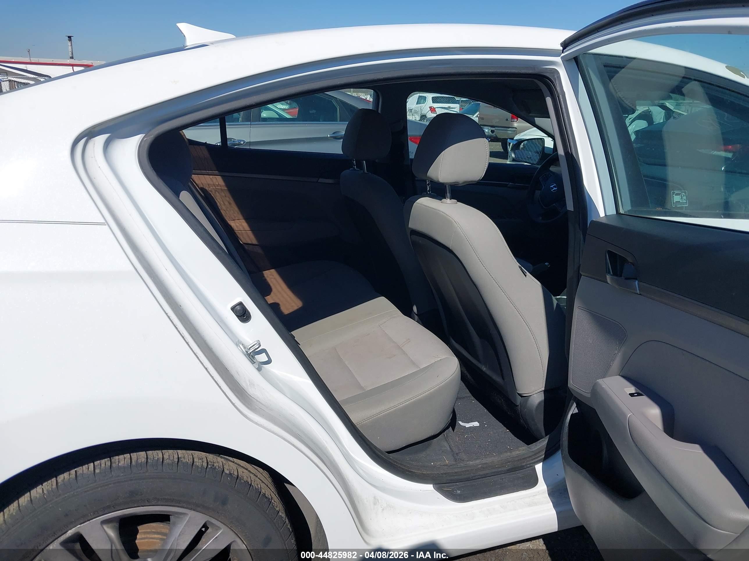 HYUNDAI ELANTRA image 8