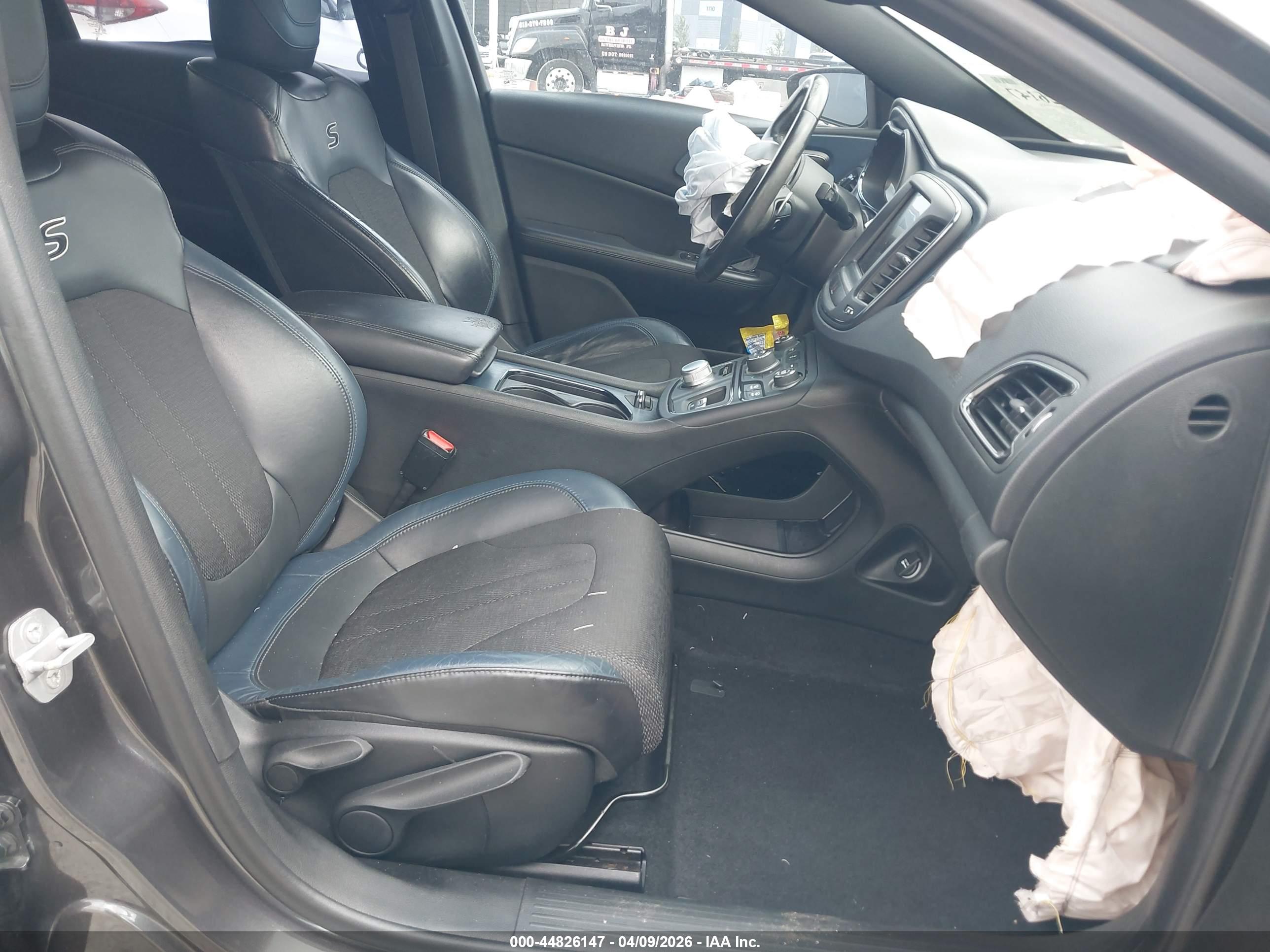 CHRYSLER 200 image 5