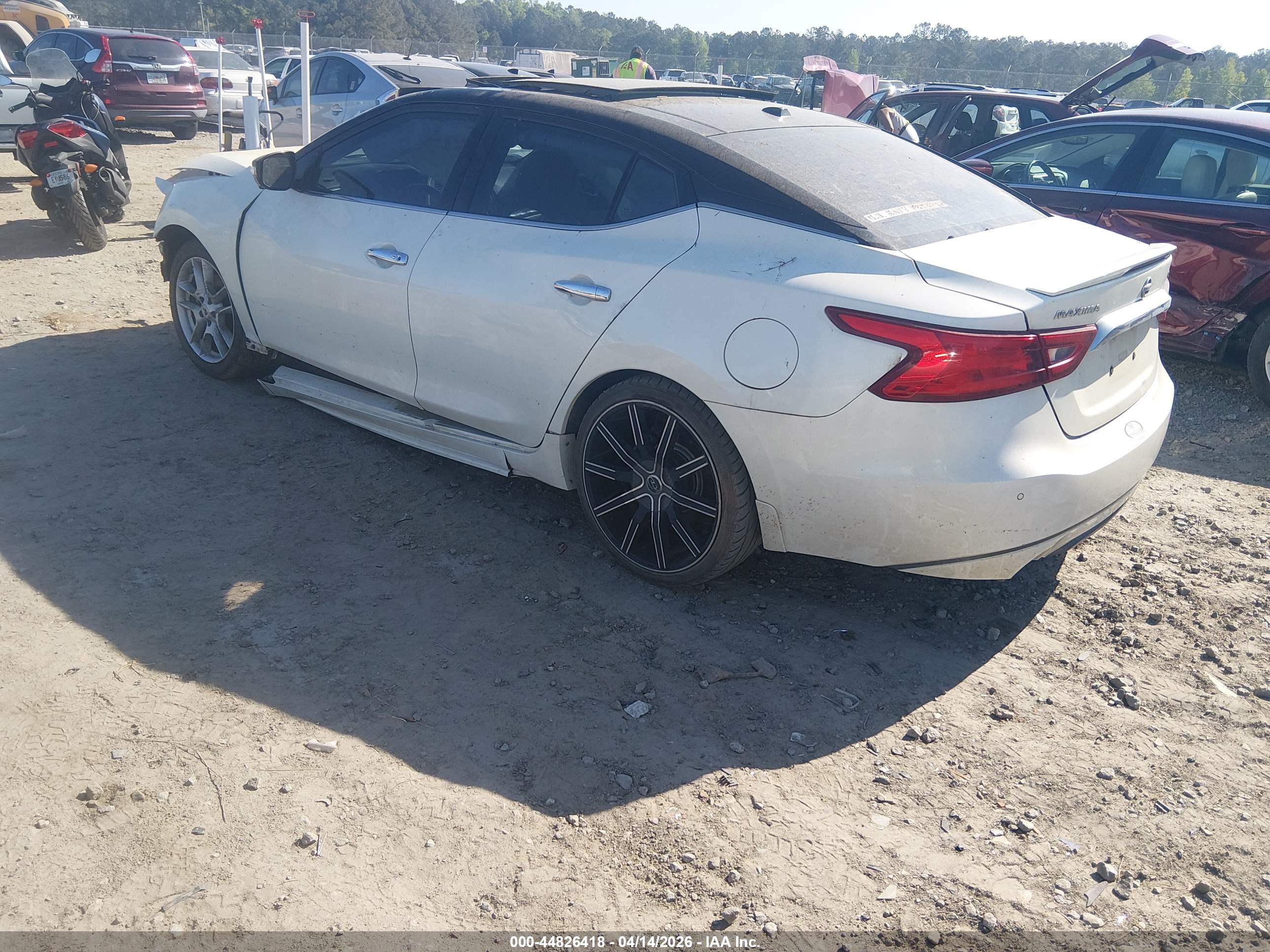 NISSAN MAXIMA image 3