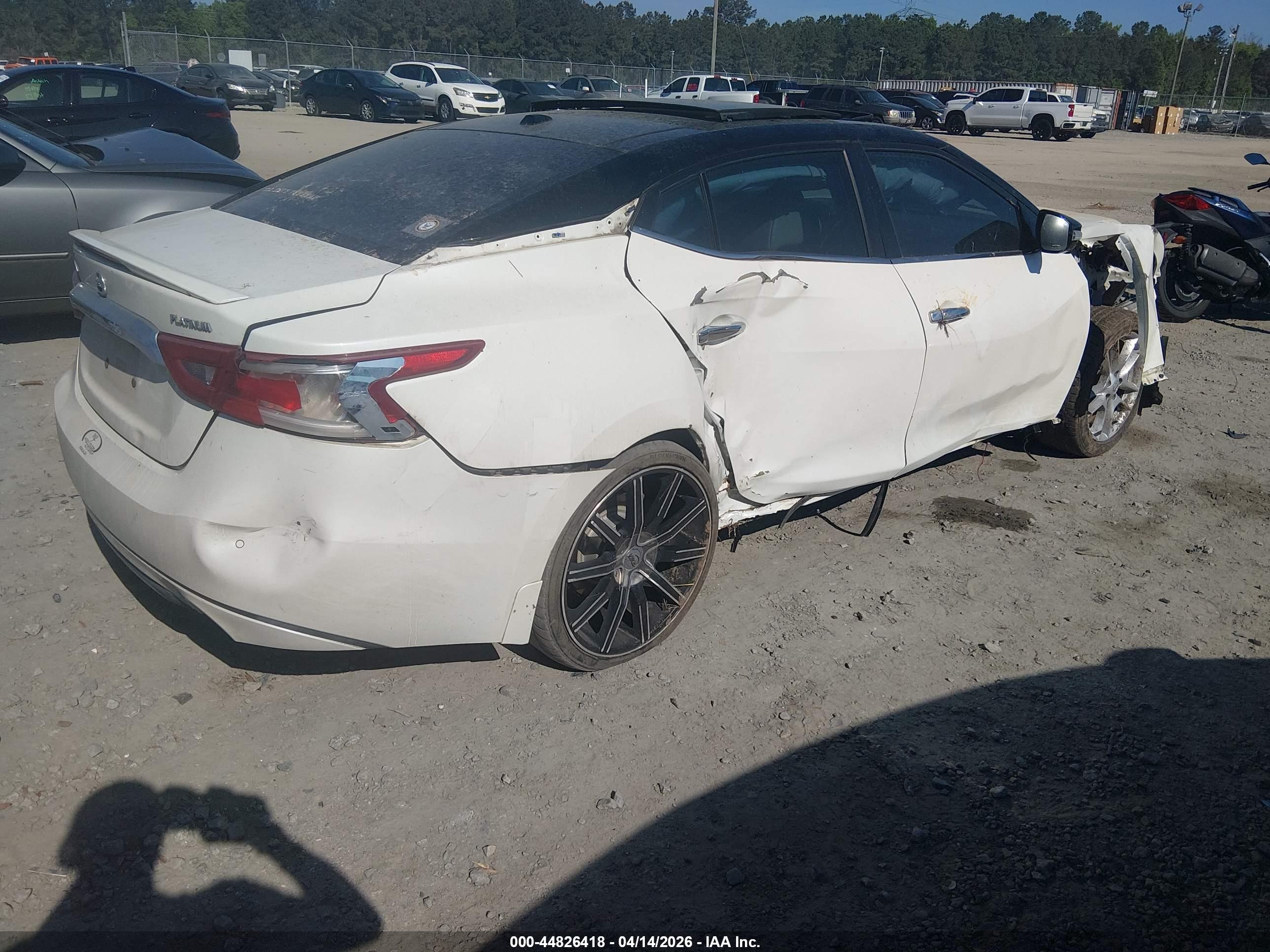 NISSAN MAXIMA image 4