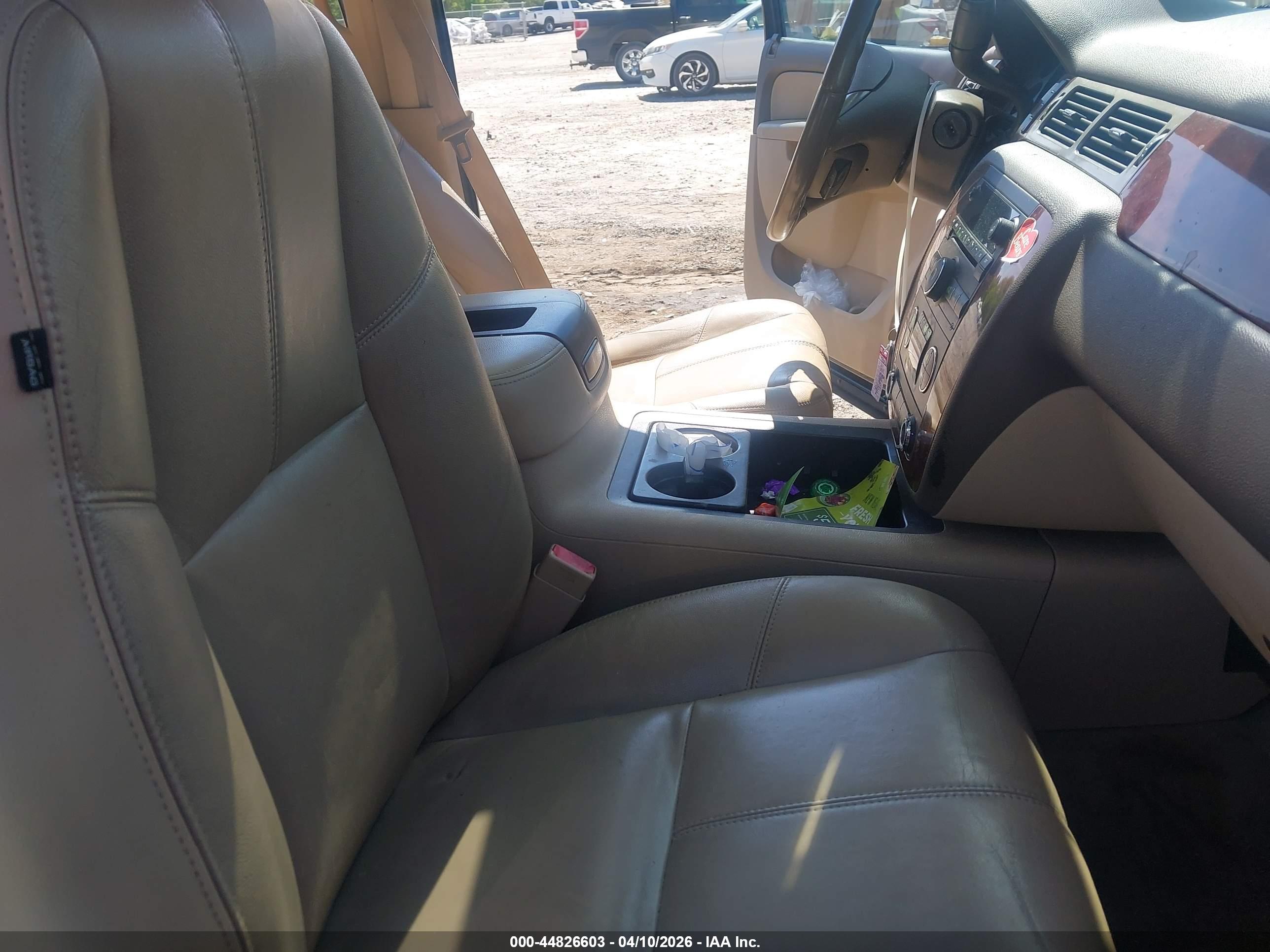 CHEVROLET SUBURBAN image 5