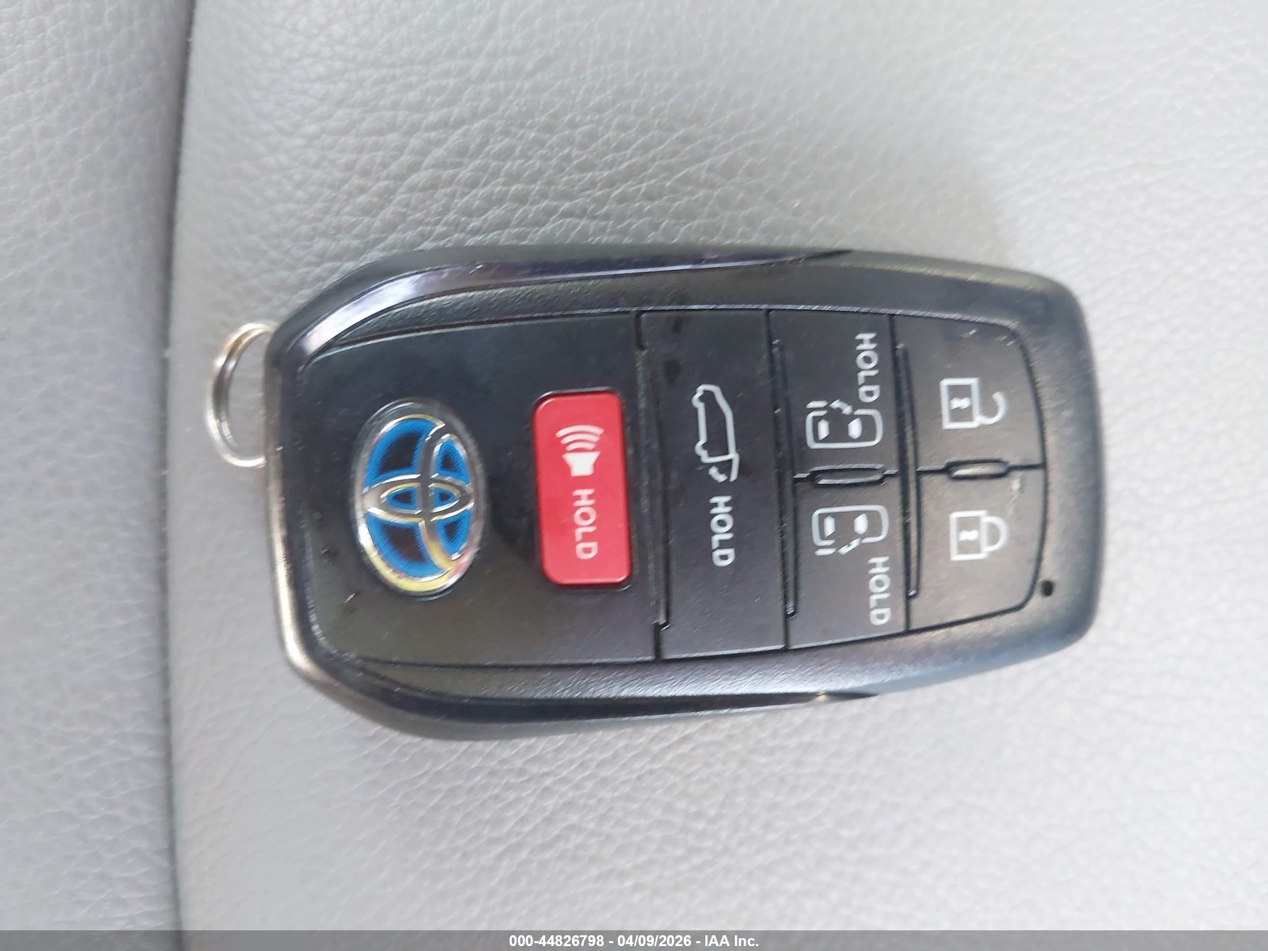 TOYOTA SIENNA image 11