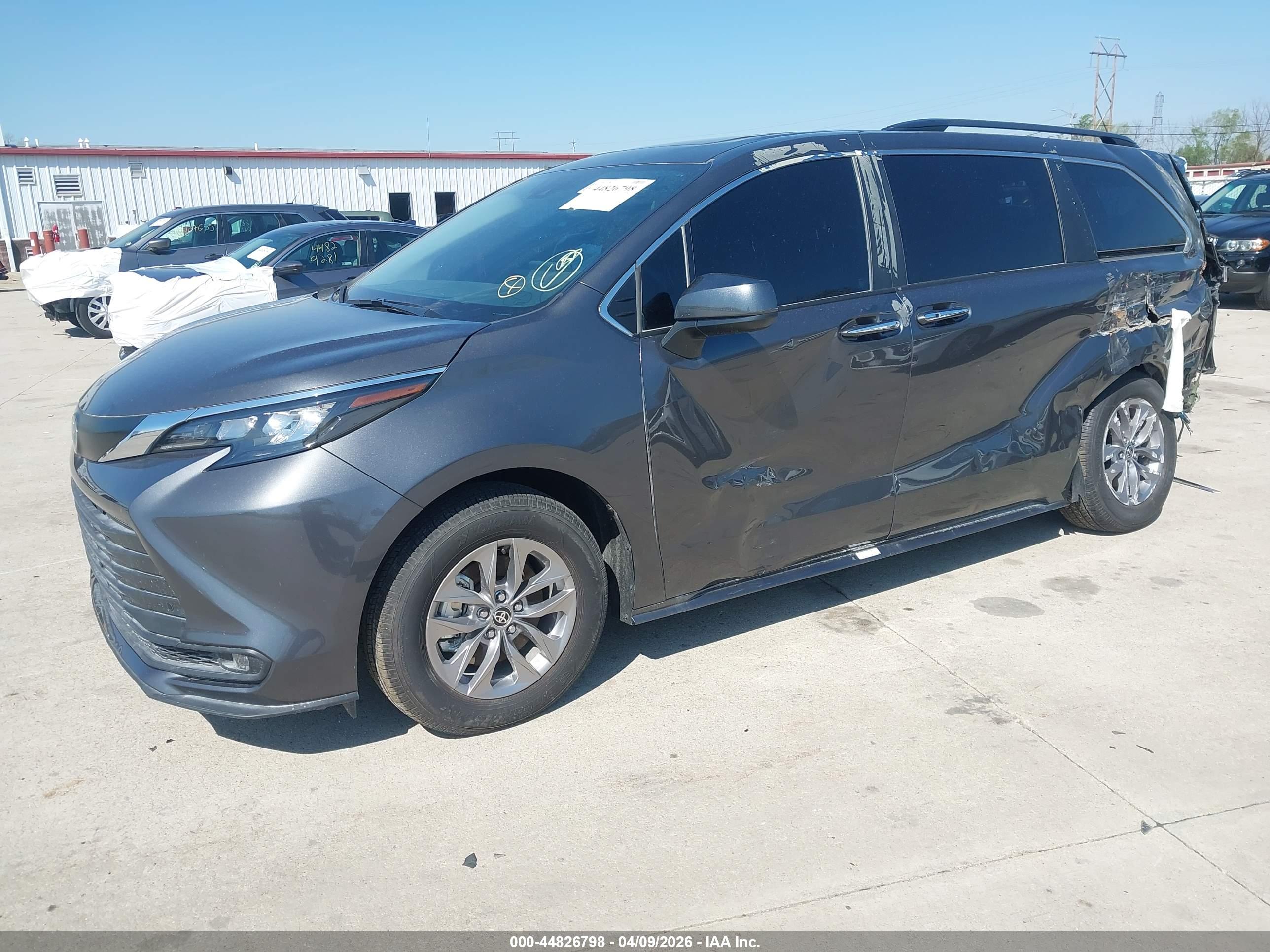 TOYOTA SIENNA image 2