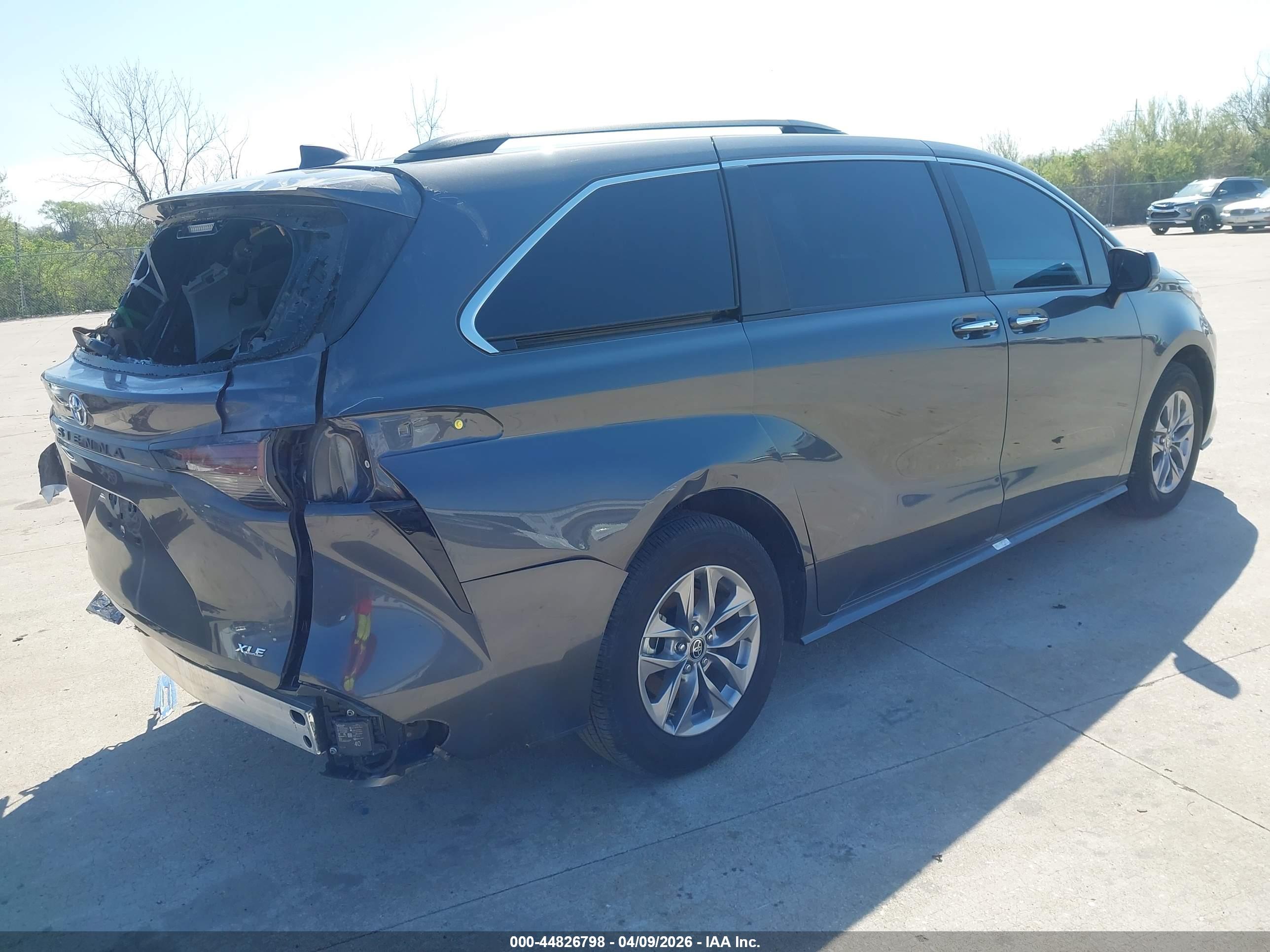 TOYOTA SIENNA image 4