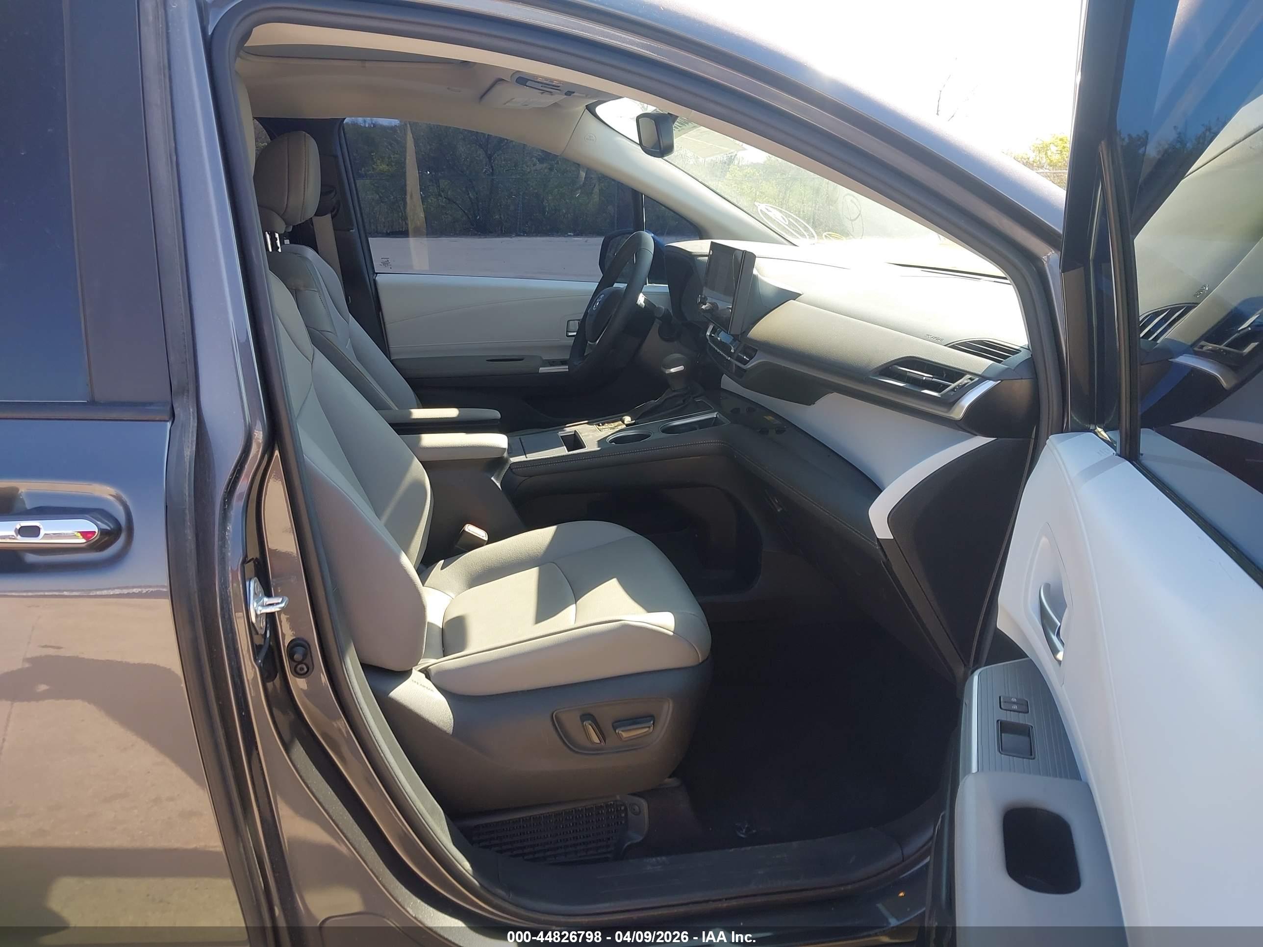 TOYOTA SIENNA image 5