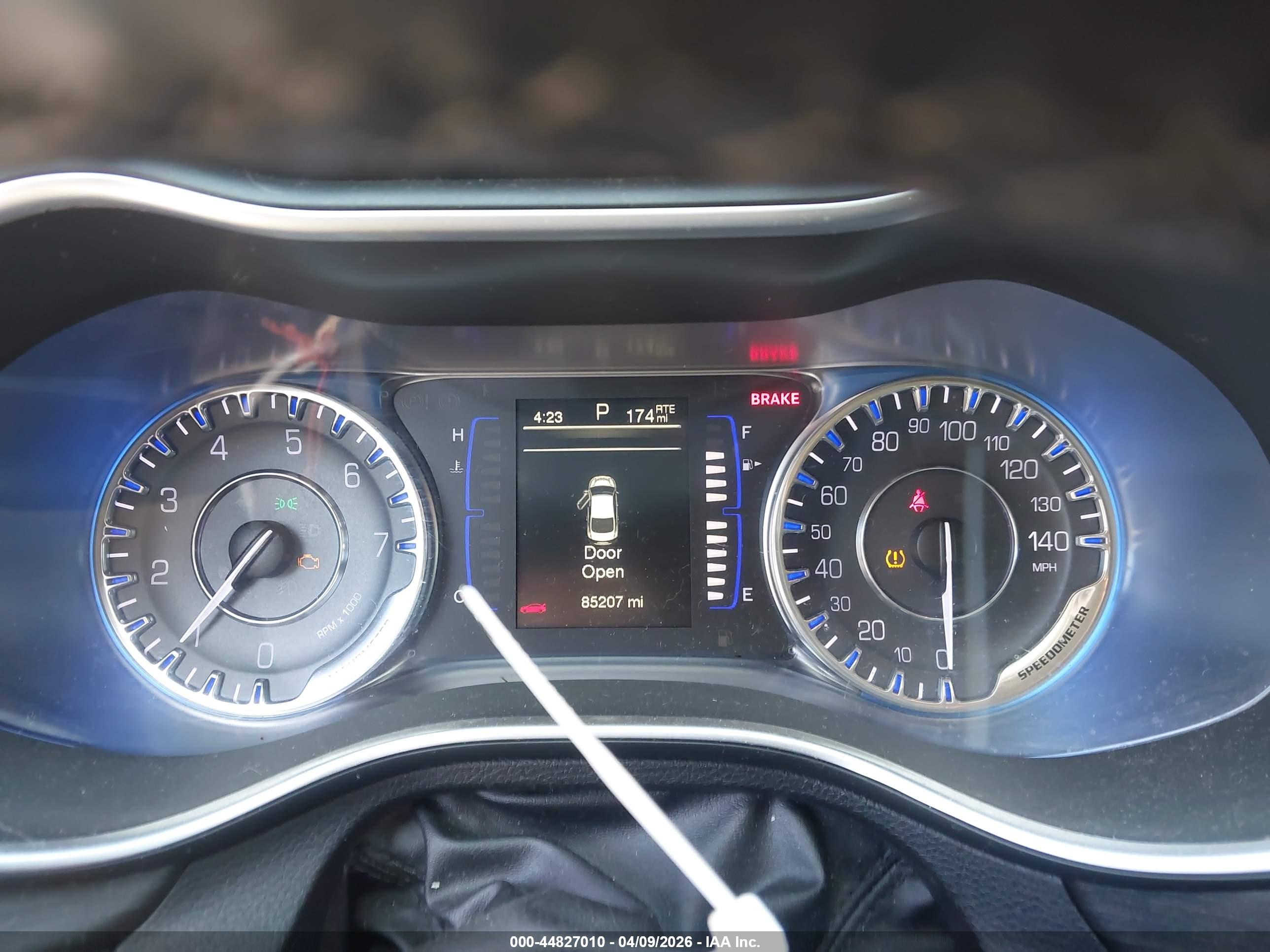 CHRYSLER 200 image 7