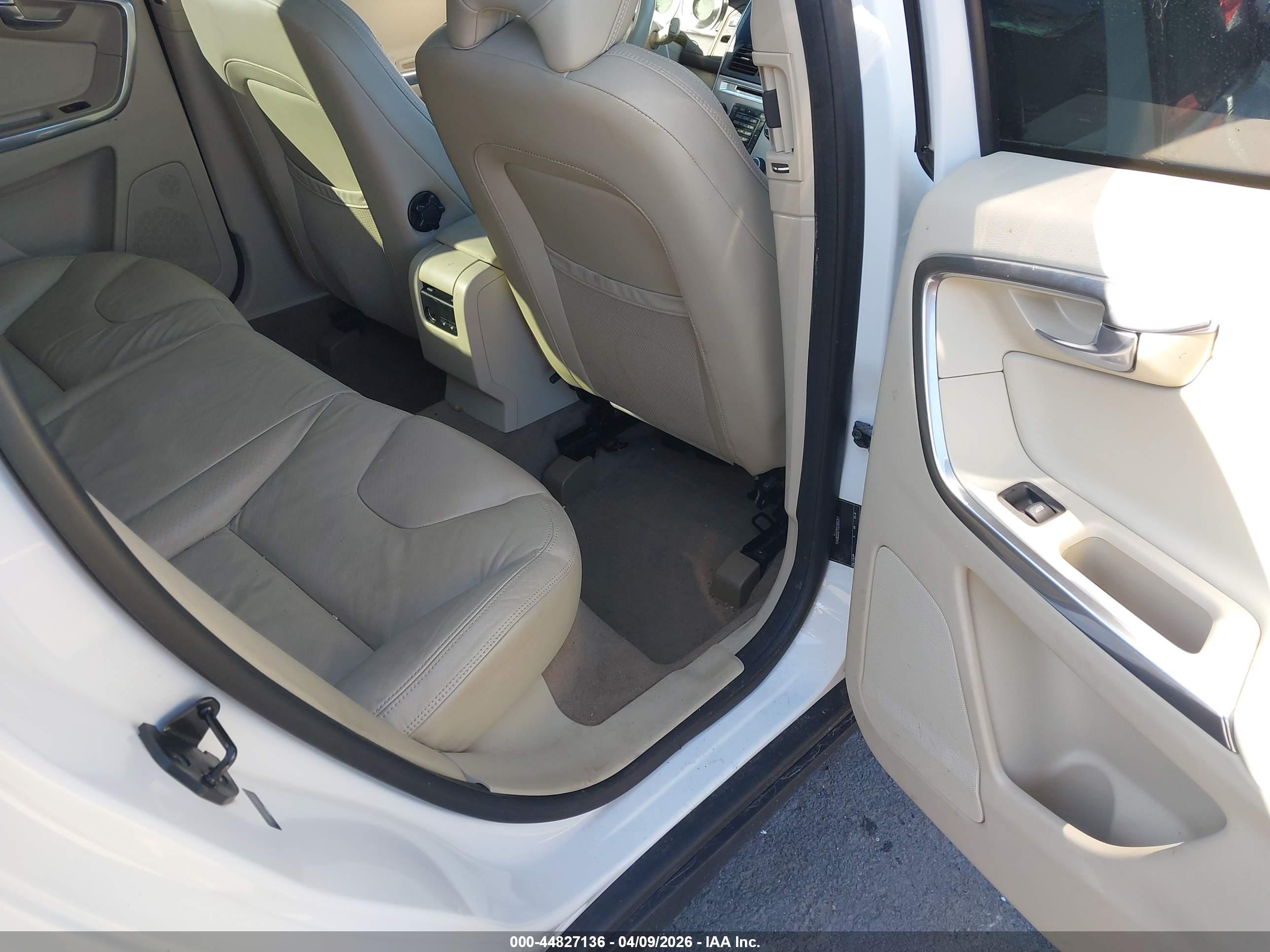 VOLVO XC60 image 8
