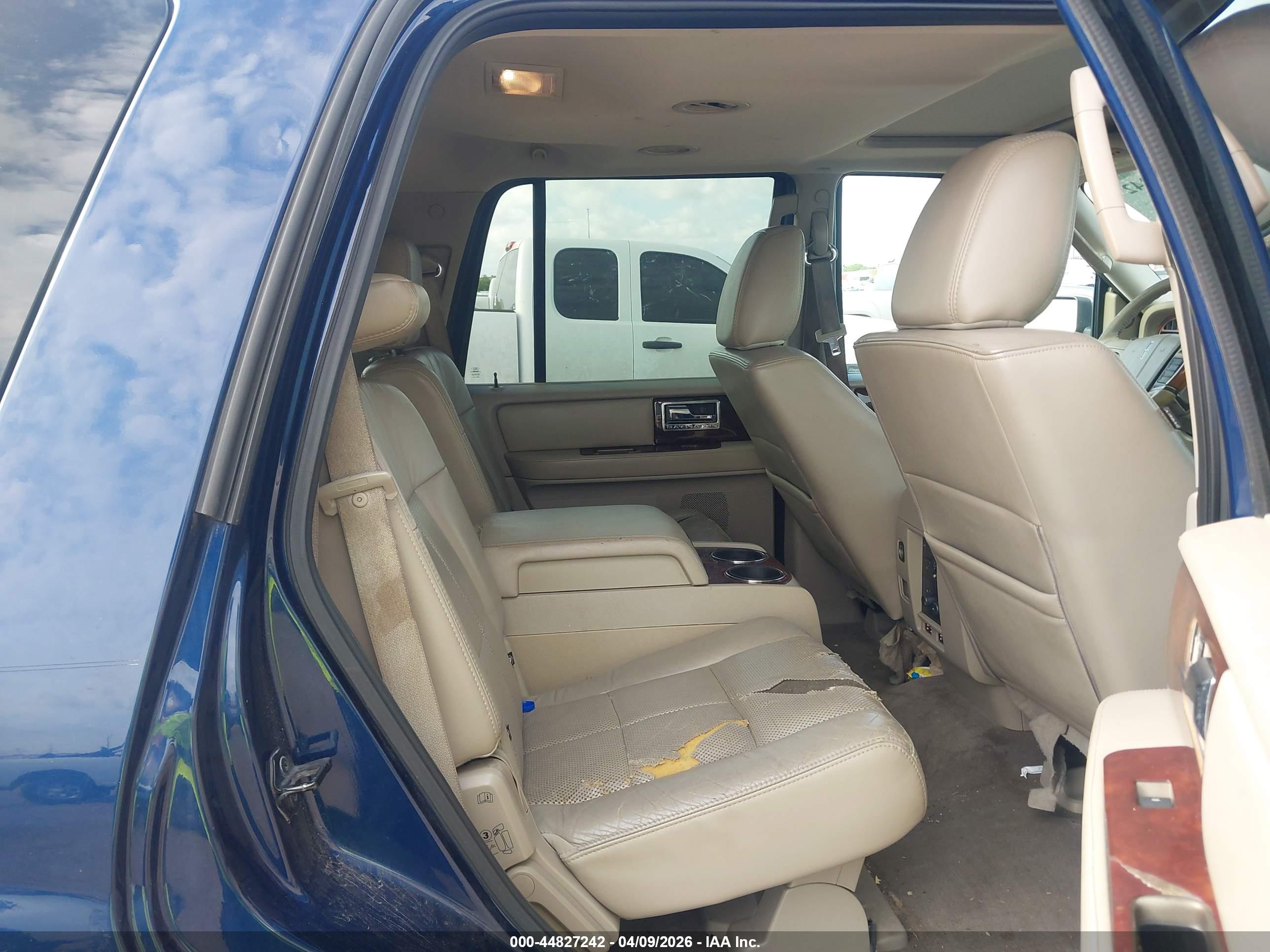 LINCOLN NAVIGATOR image 8