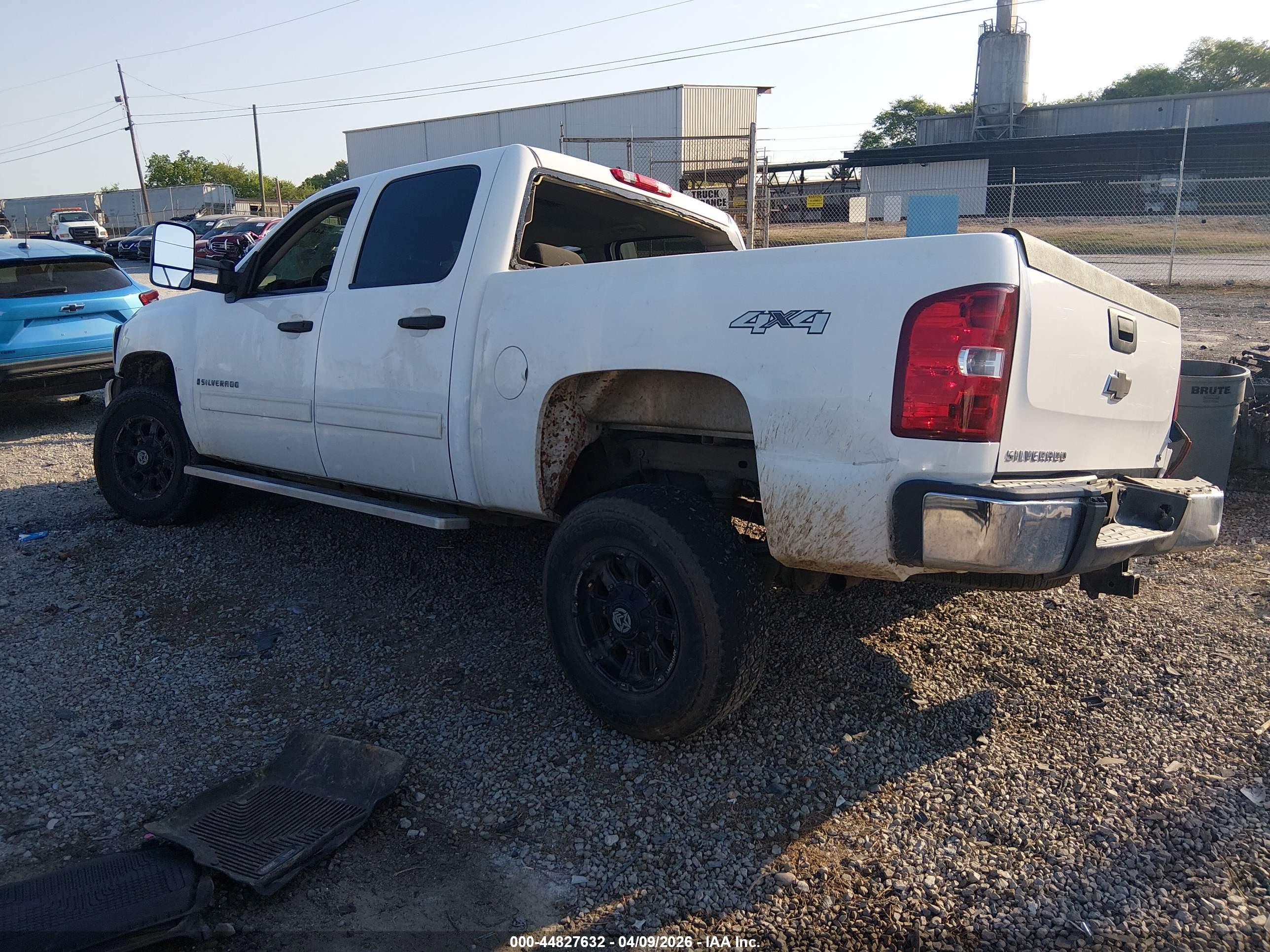 CHEVROLET SILVERADO image 3