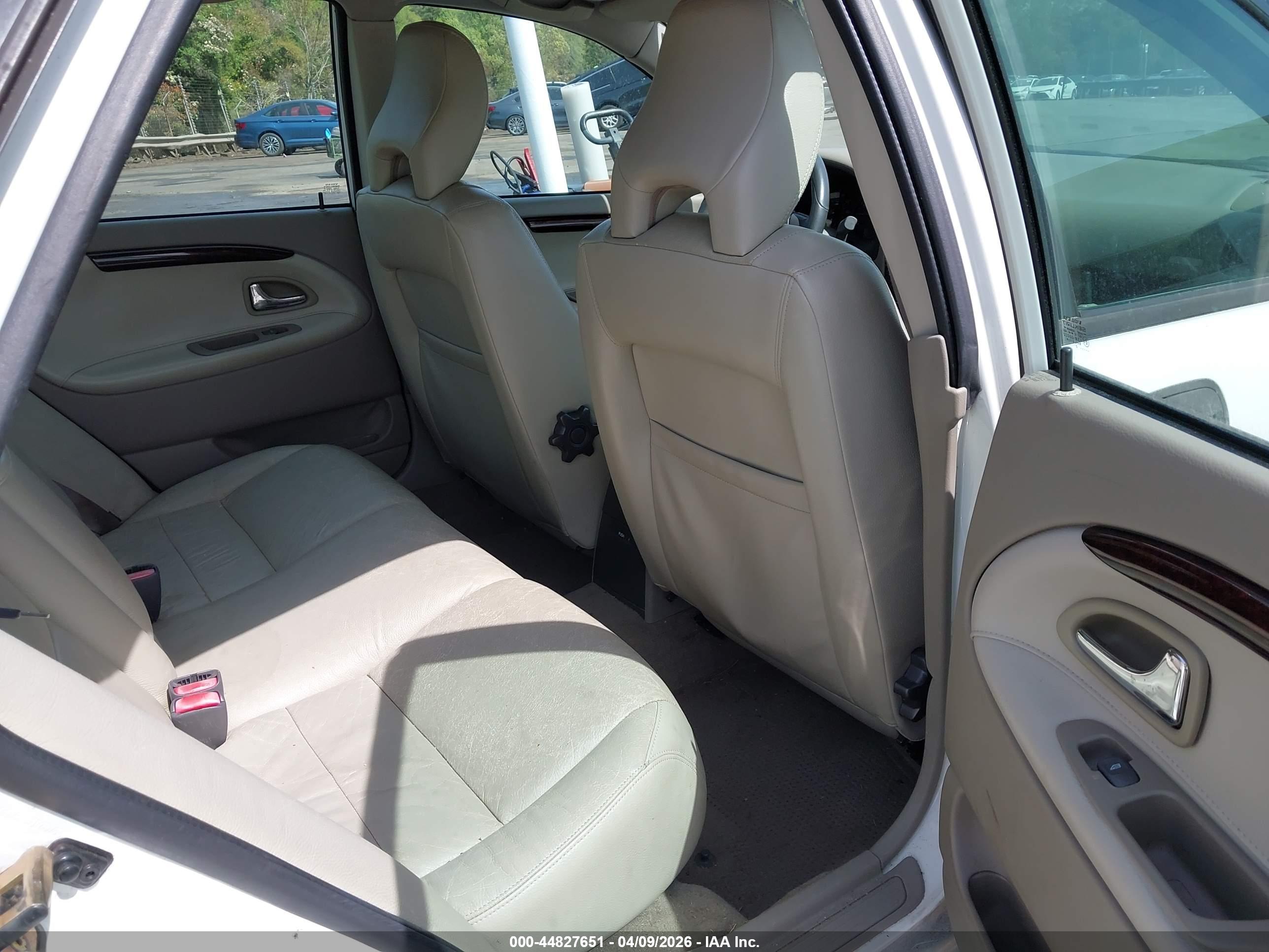 VOLVO S40 image 8