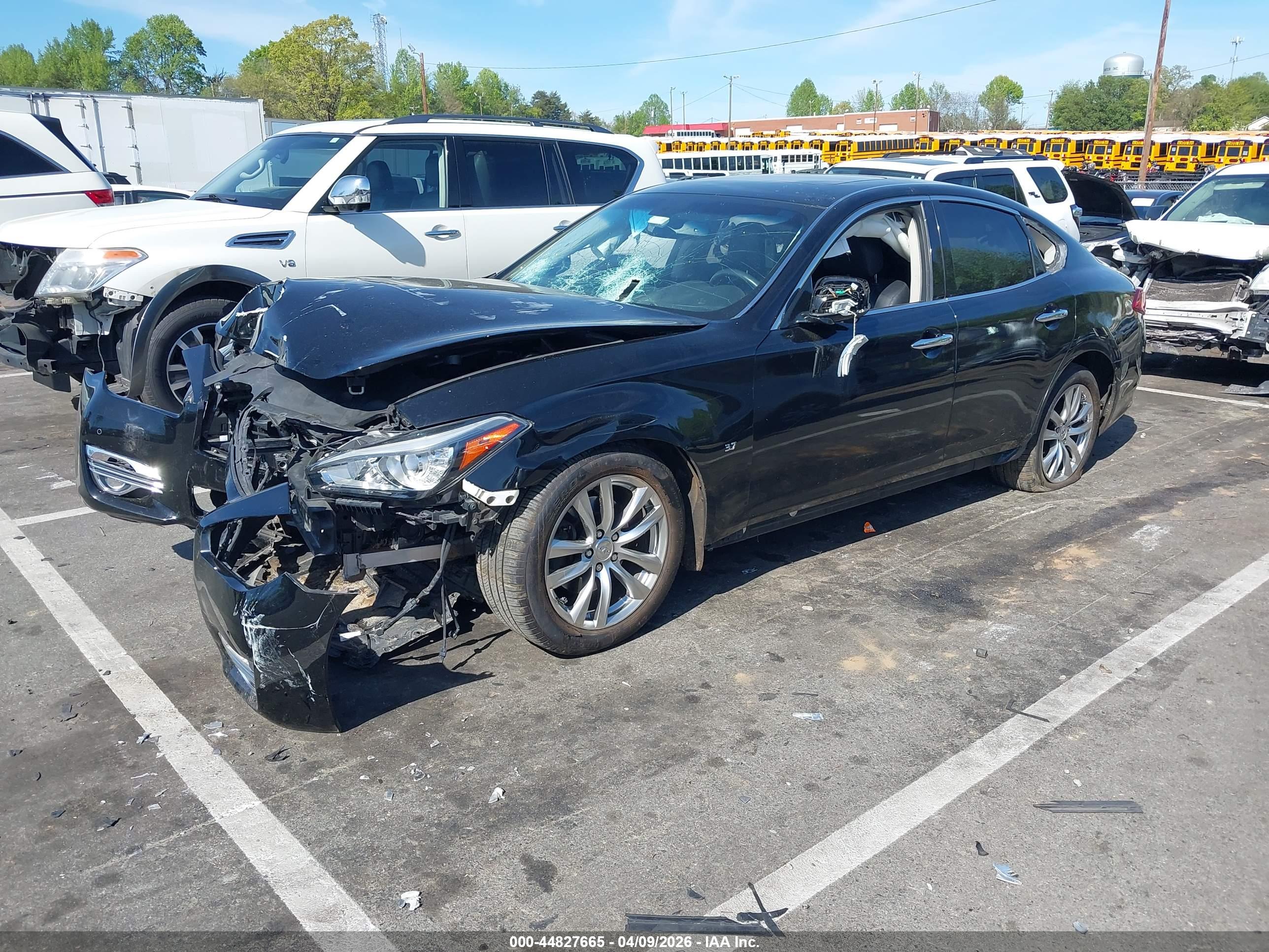 INFINITI Q70 image 2