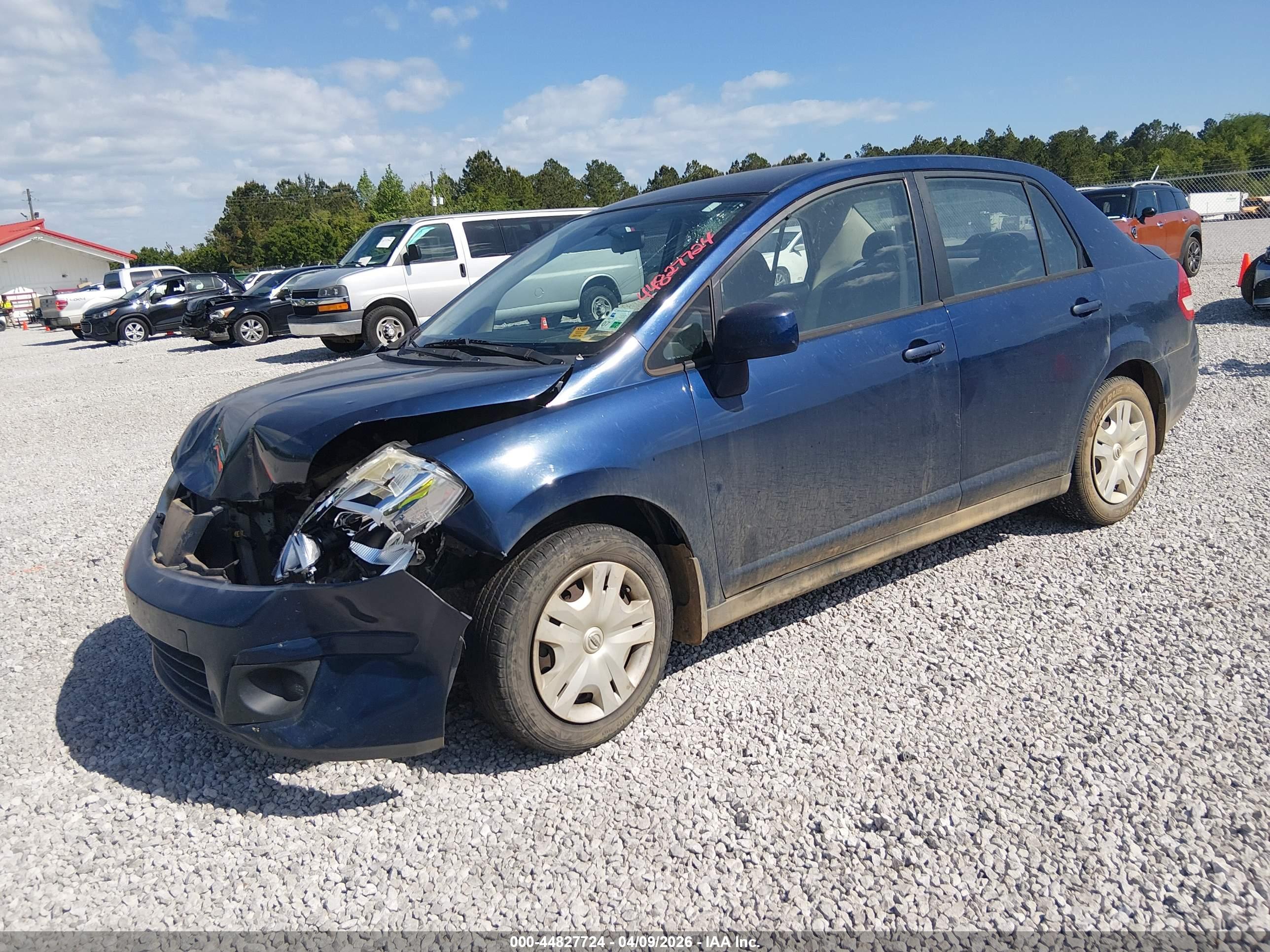 NISSAN VERSA image 2