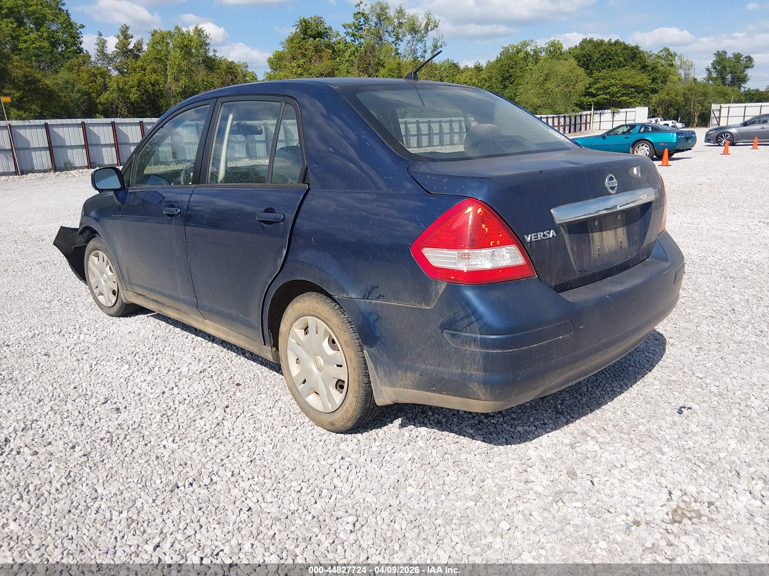 NISSAN VERSA image 3