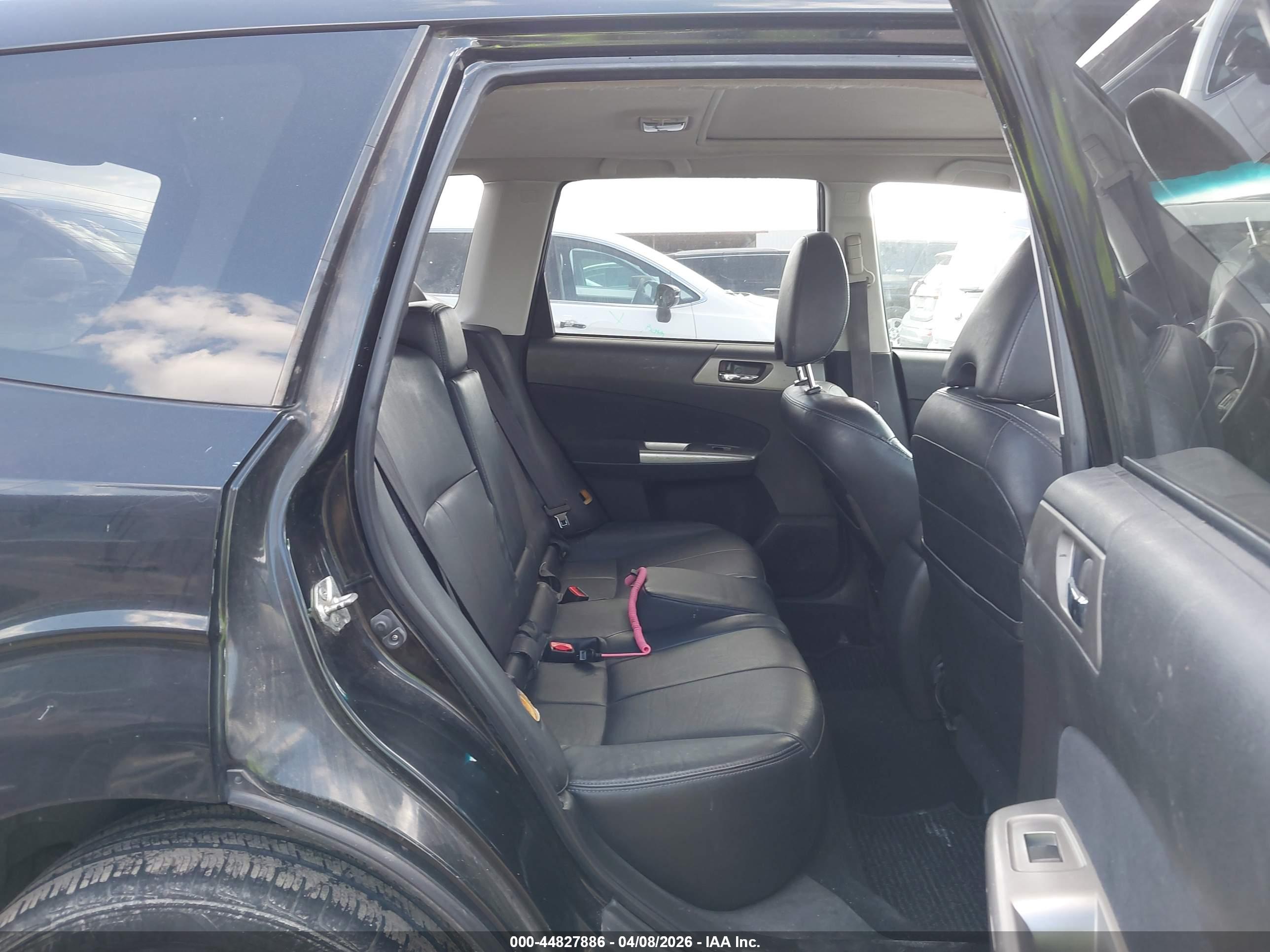 SUBARU FORESTER image 8