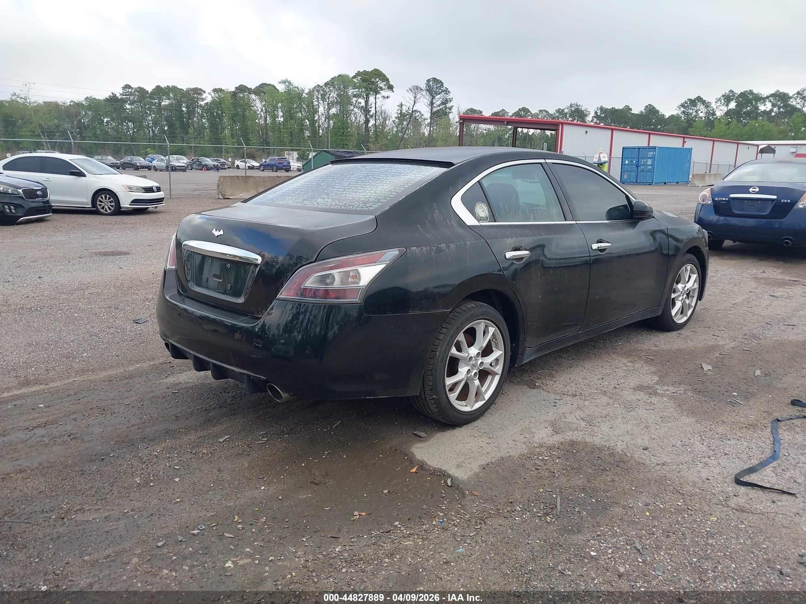 NISSAN MAXIMA image 4