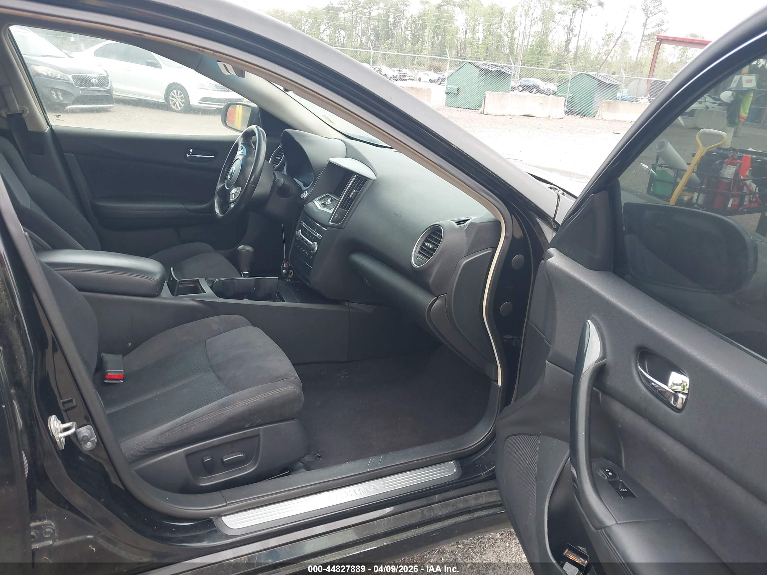 NISSAN MAXIMA image 5