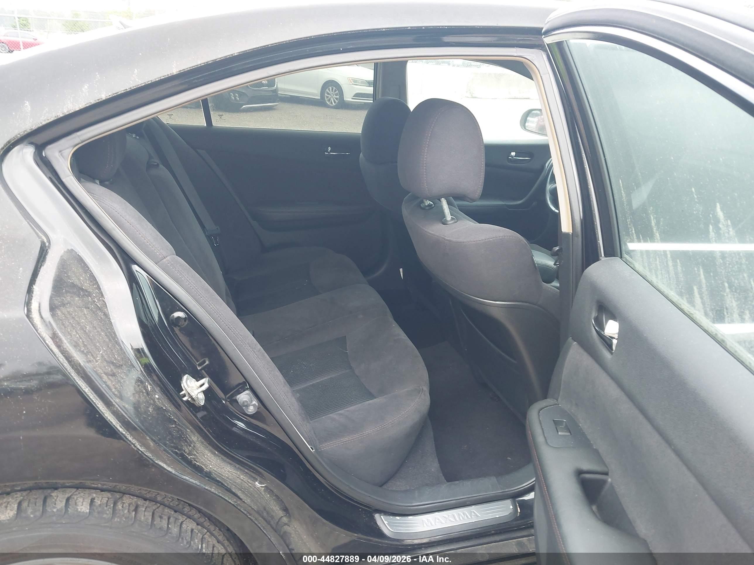 NISSAN MAXIMA image 8