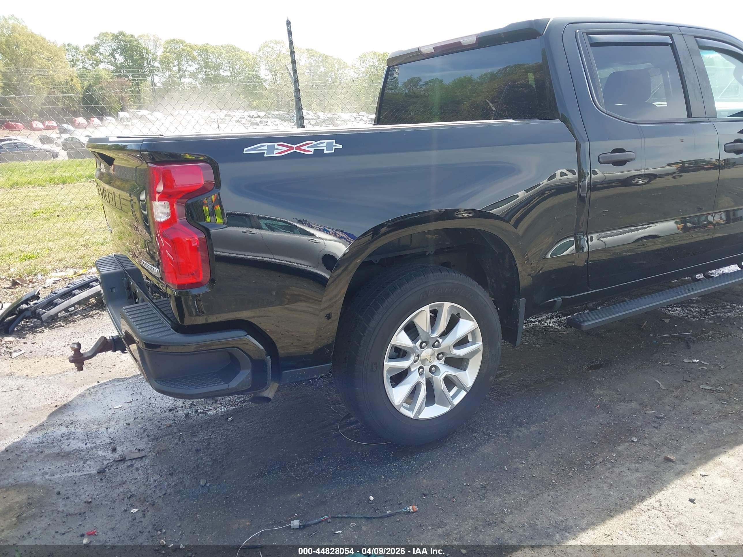 CHEVROLET SILVERADO image 4