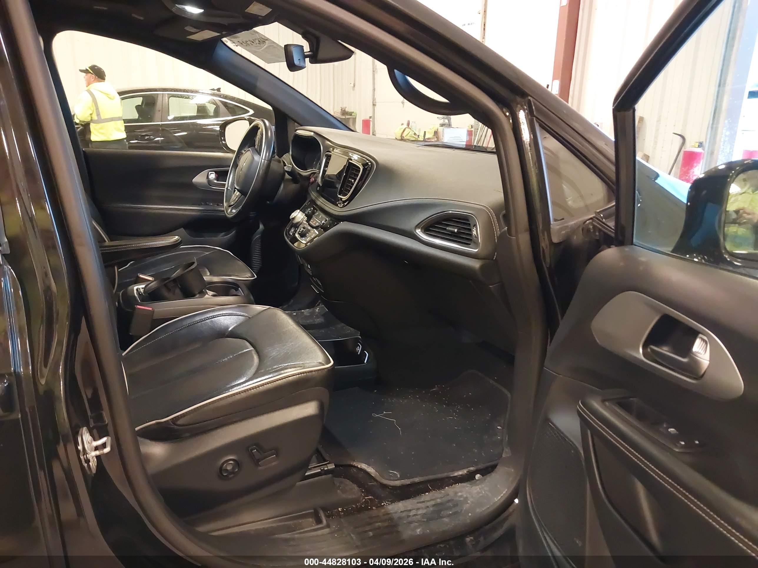 CHRYSLER PACIFICA image 5