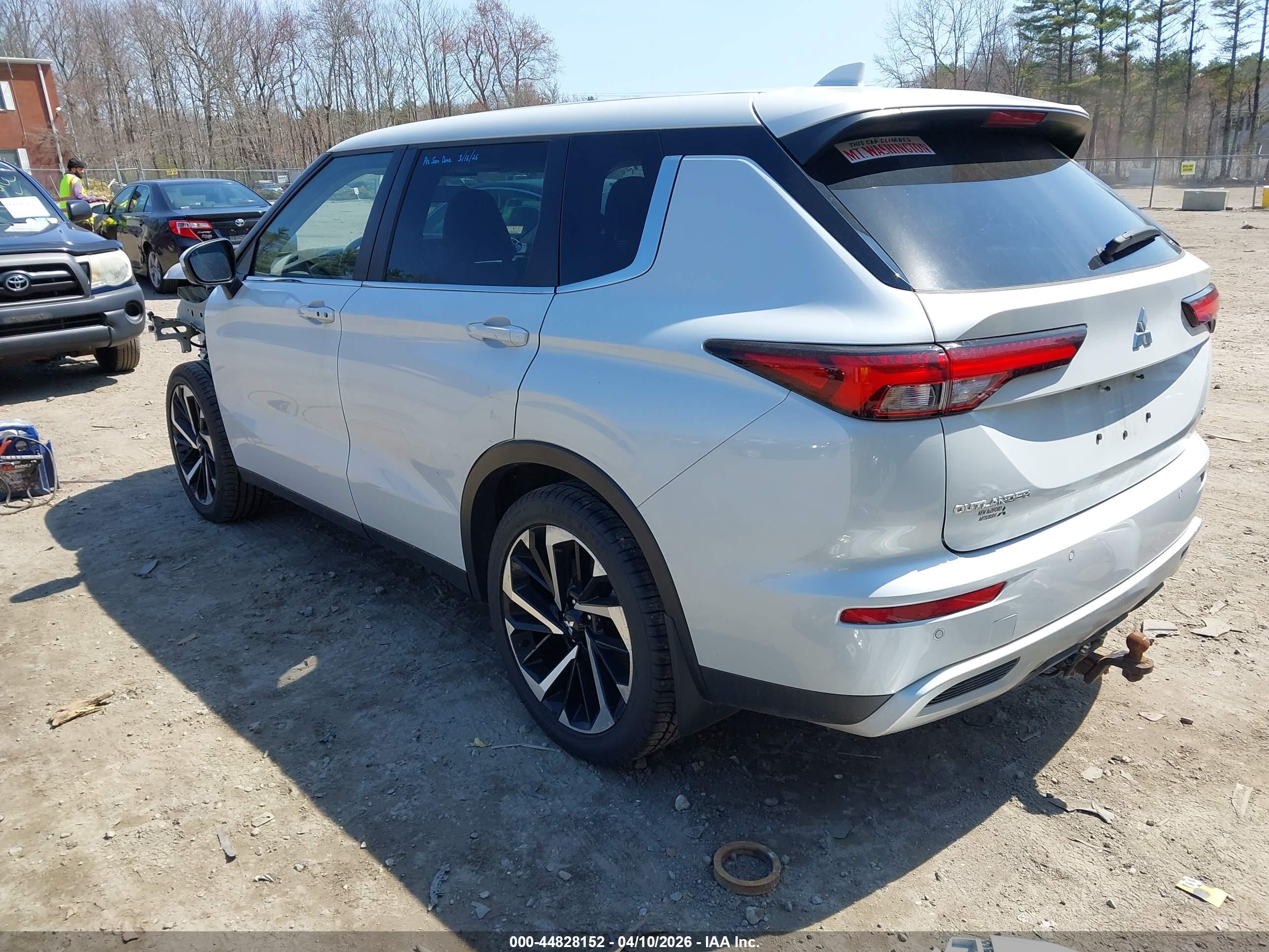 MITSUBISHI OUTLANDER image 3