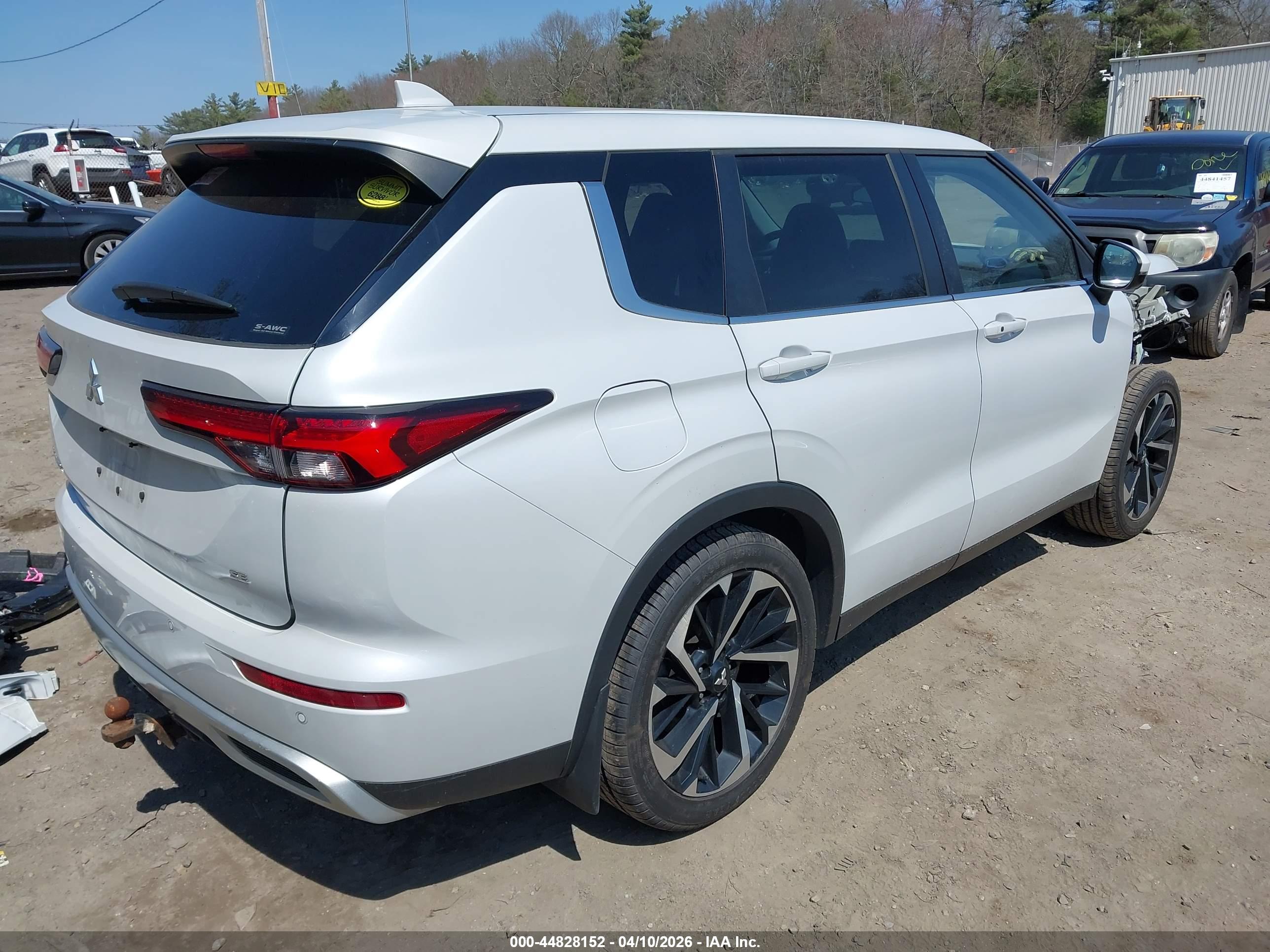 MITSUBISHI OUTLANDER image 4
