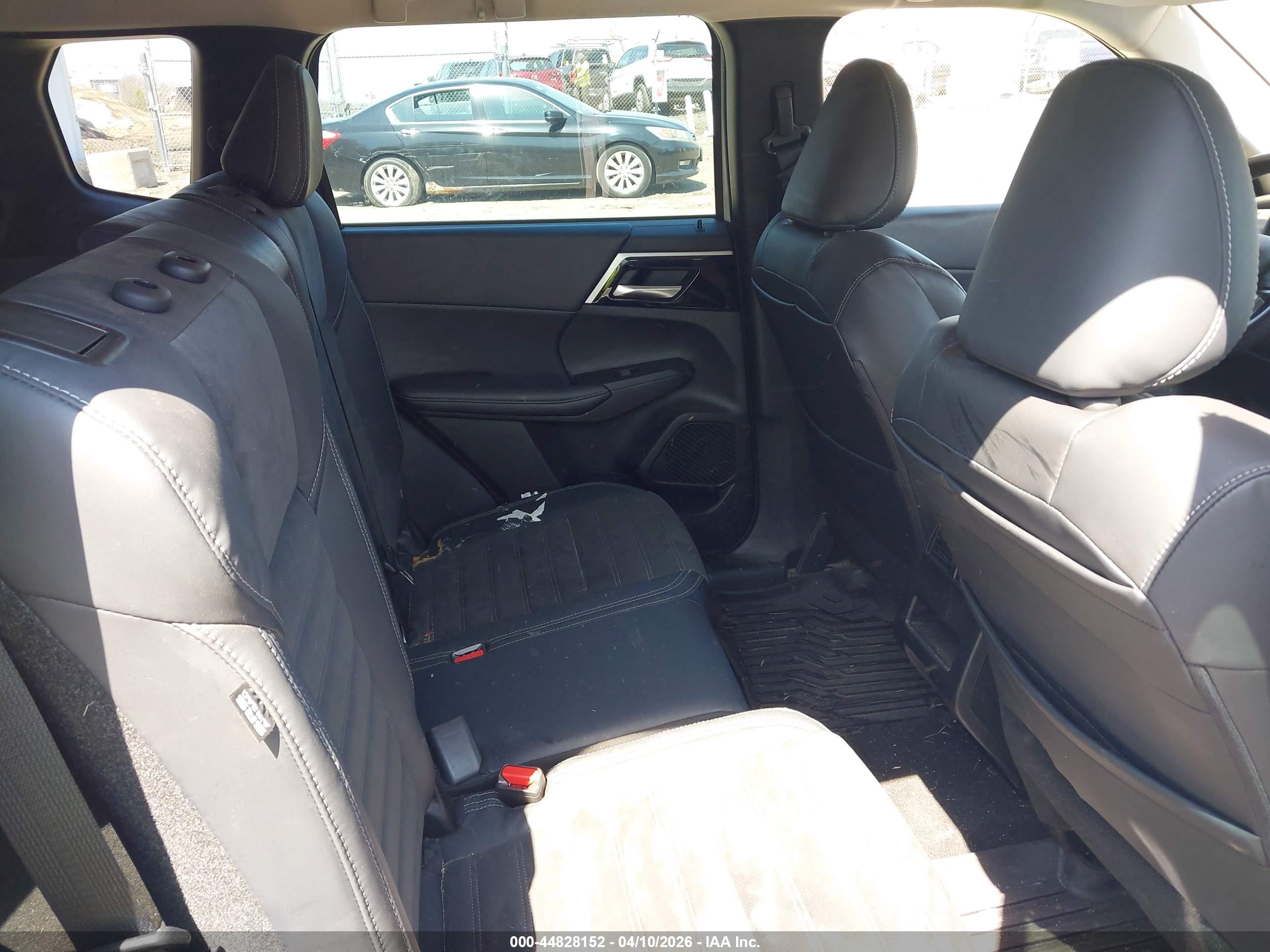 MITSUBISHI OUTLANDER image 8