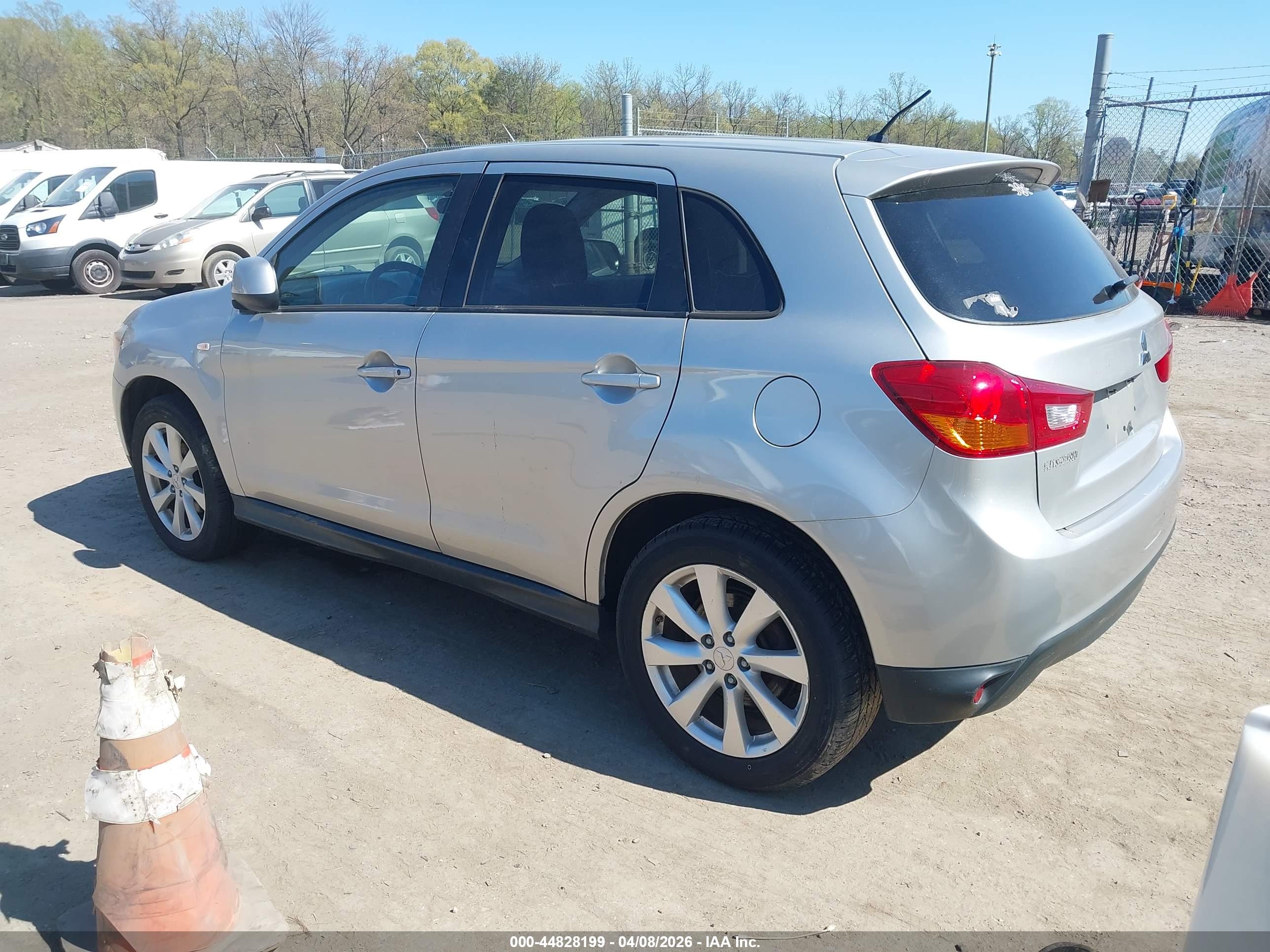 MITSUBISHI OUTLANDER image 3