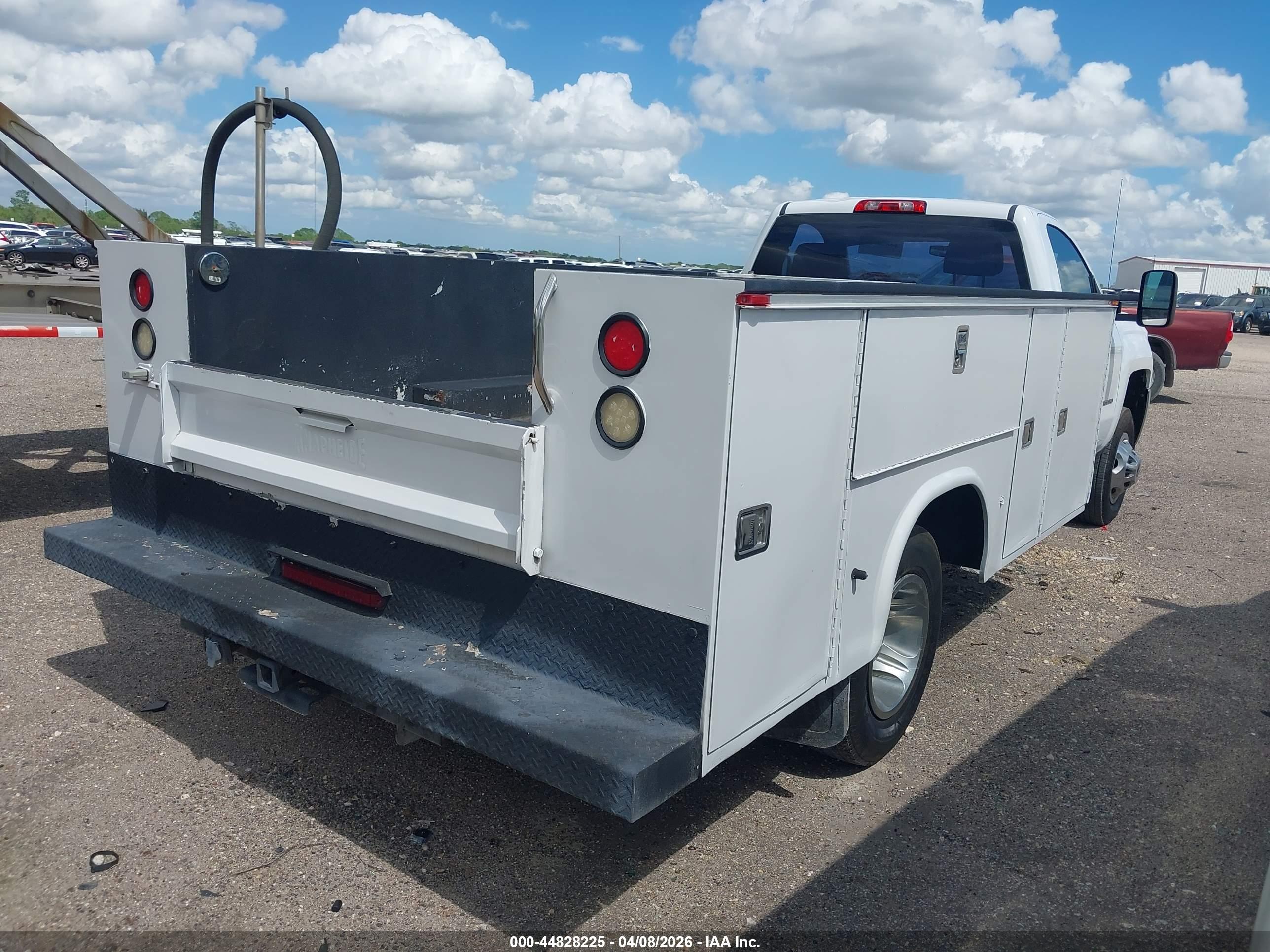 CHEVROLET SILVERADO image 4