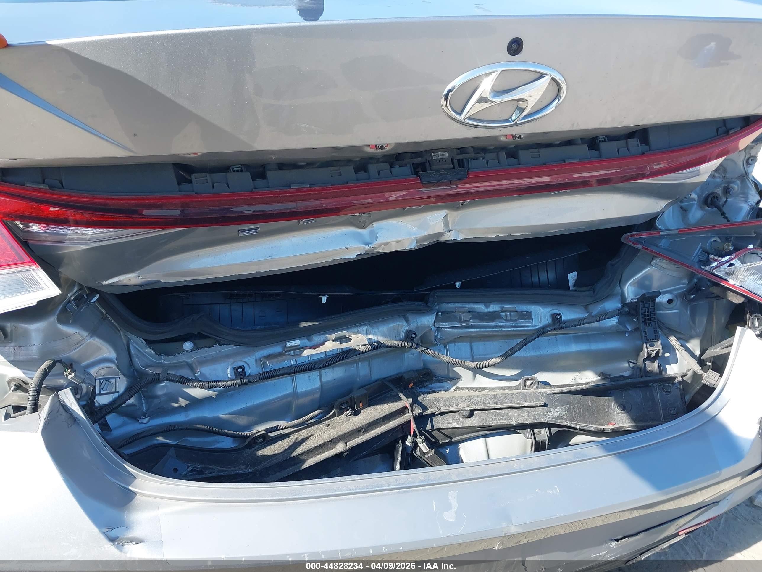HYUNDAI ELANTRA image 6