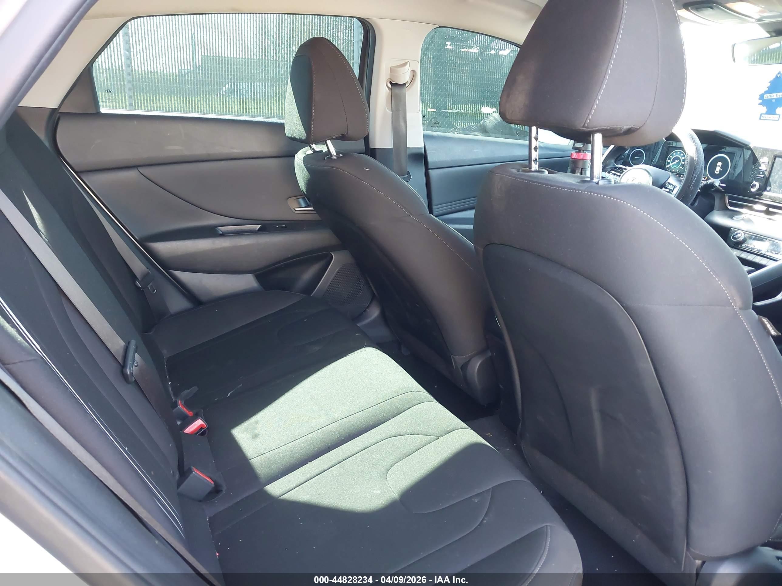 HYUNDAI ELANTRA image 8