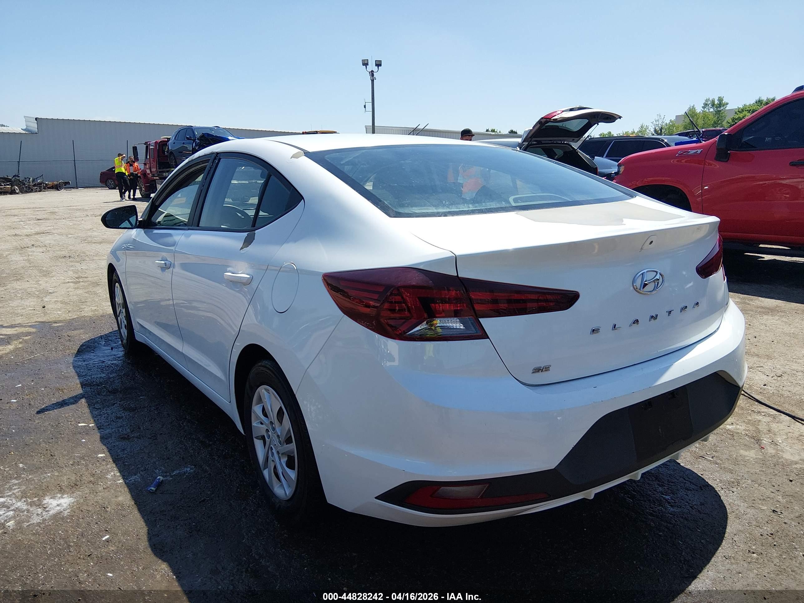 HYUNDAI ELANTRA image 3