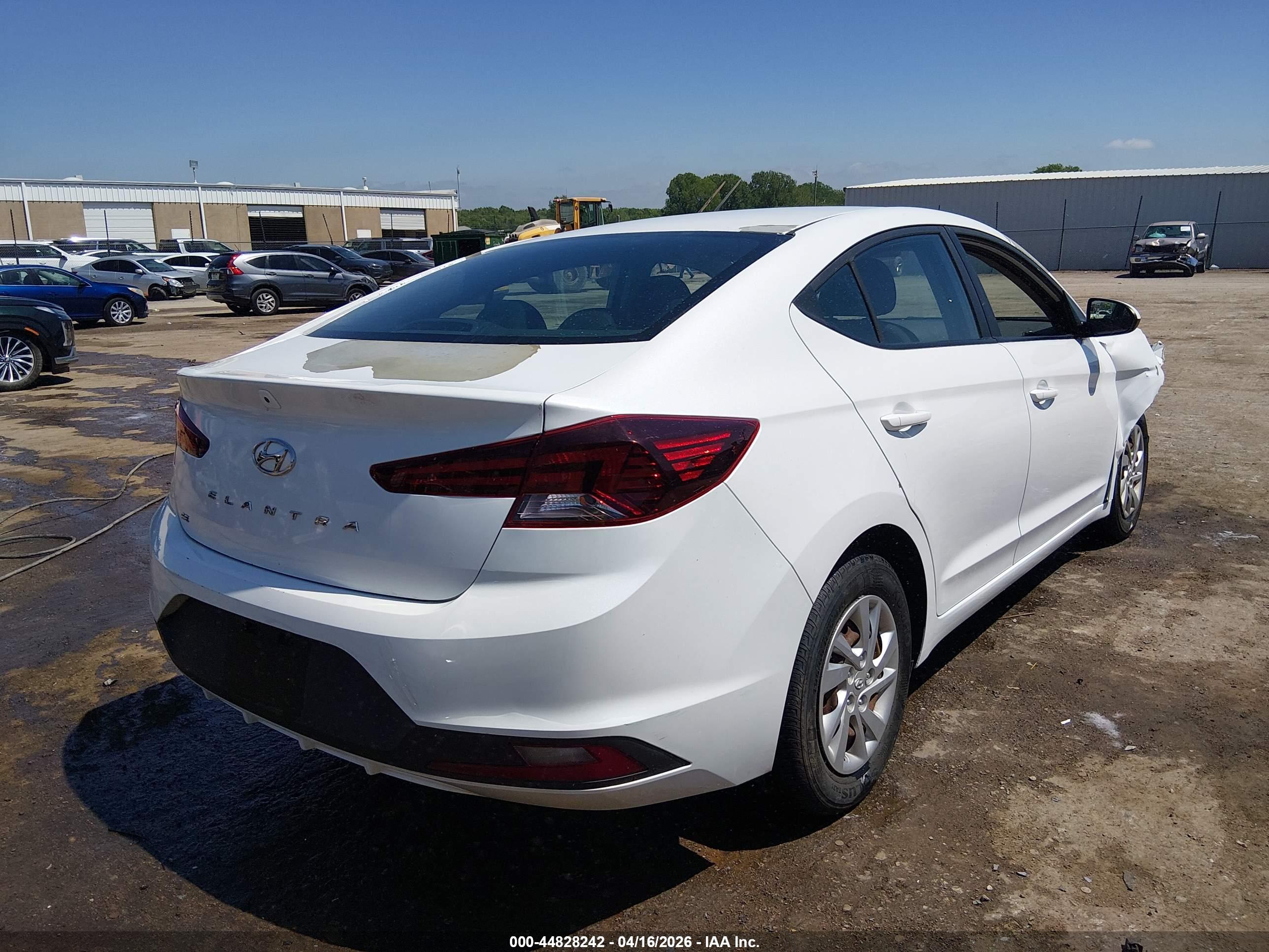 HYUNDAI ELANTRA image 4