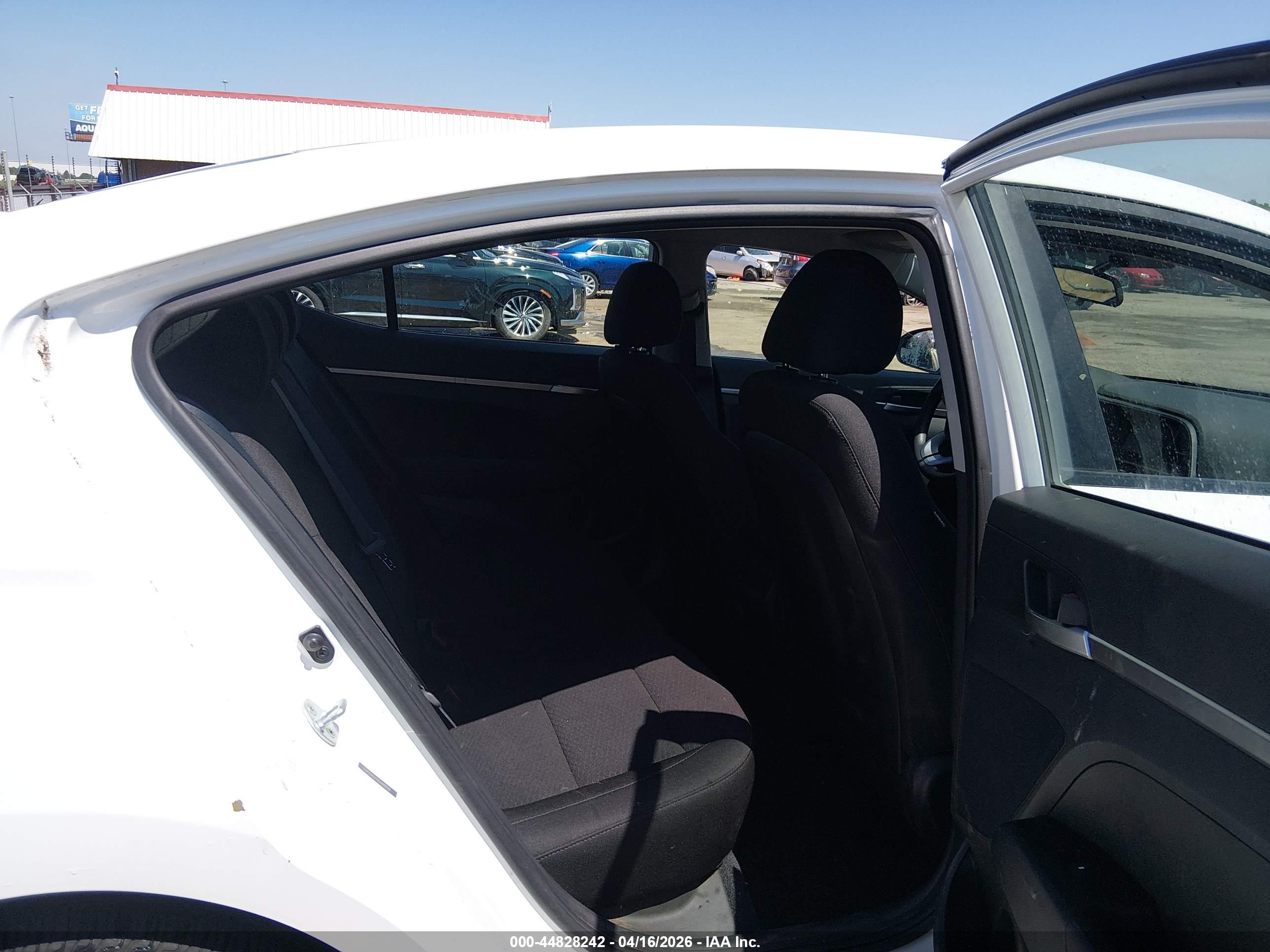 HYUNDAI ELANTRA image 8