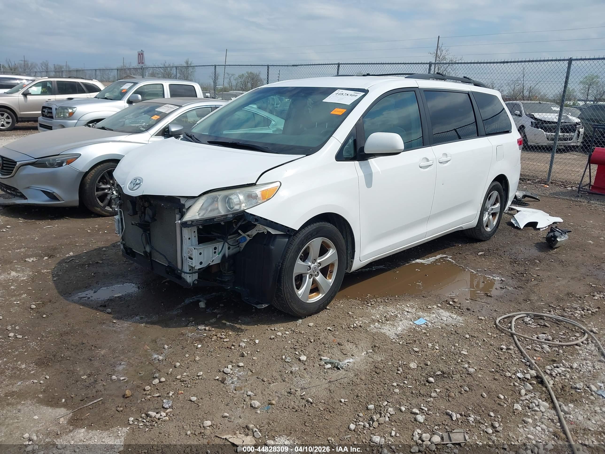 TOYOTA SIENNA image 2