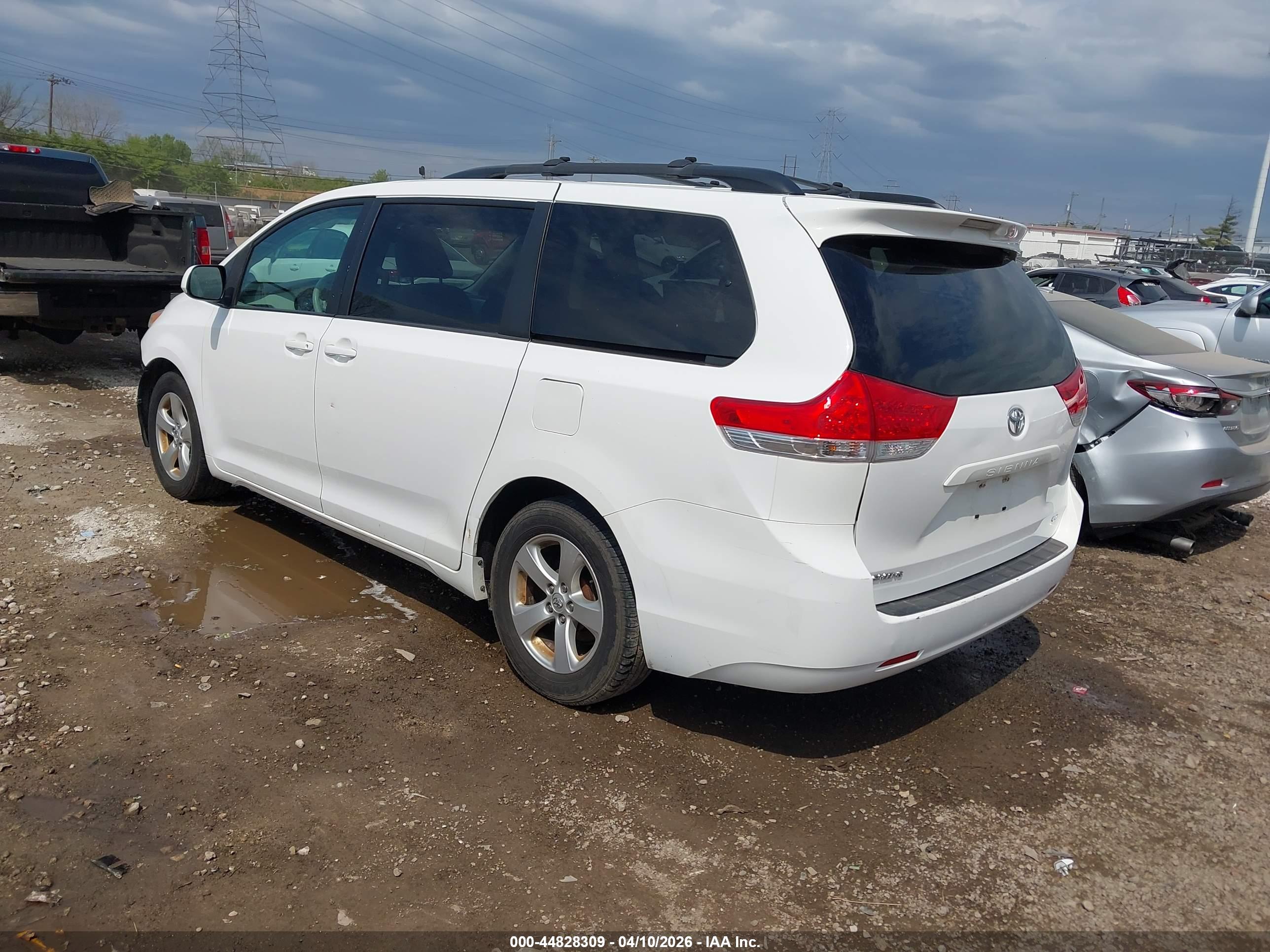 TOYOTA SIENNA image 3