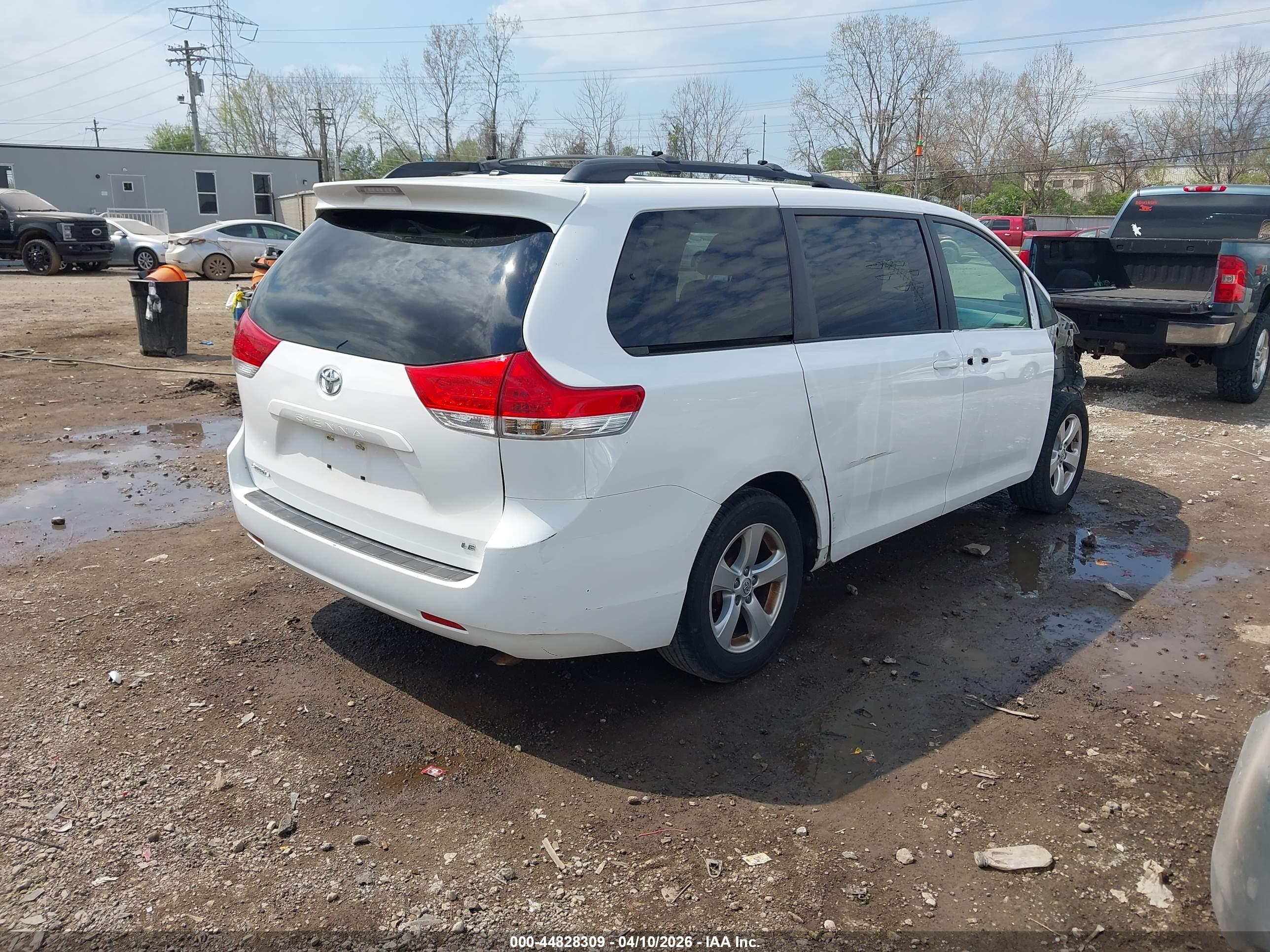 TOYOTA SIENNA image 4