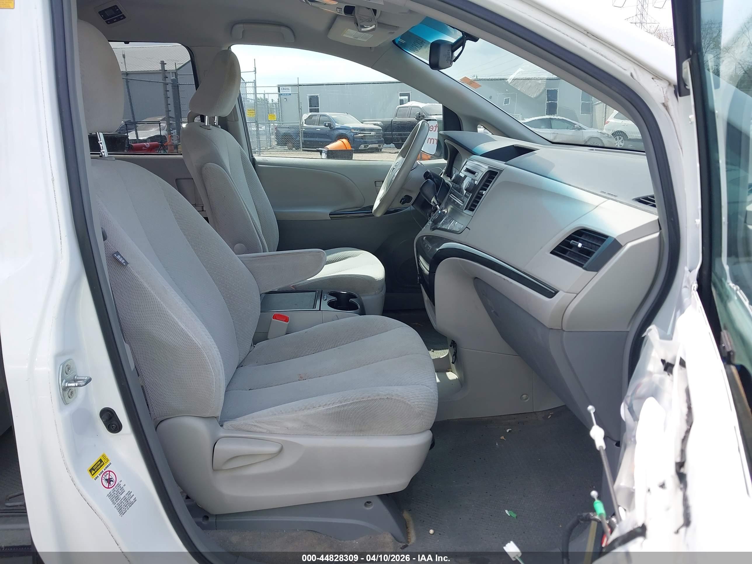 TOYOTA SIENNA image 5