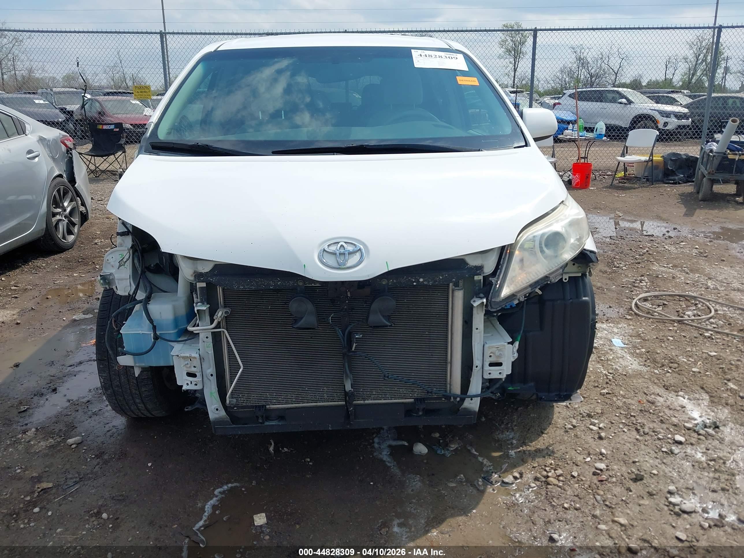 TOYOTA SIENNA image 6
