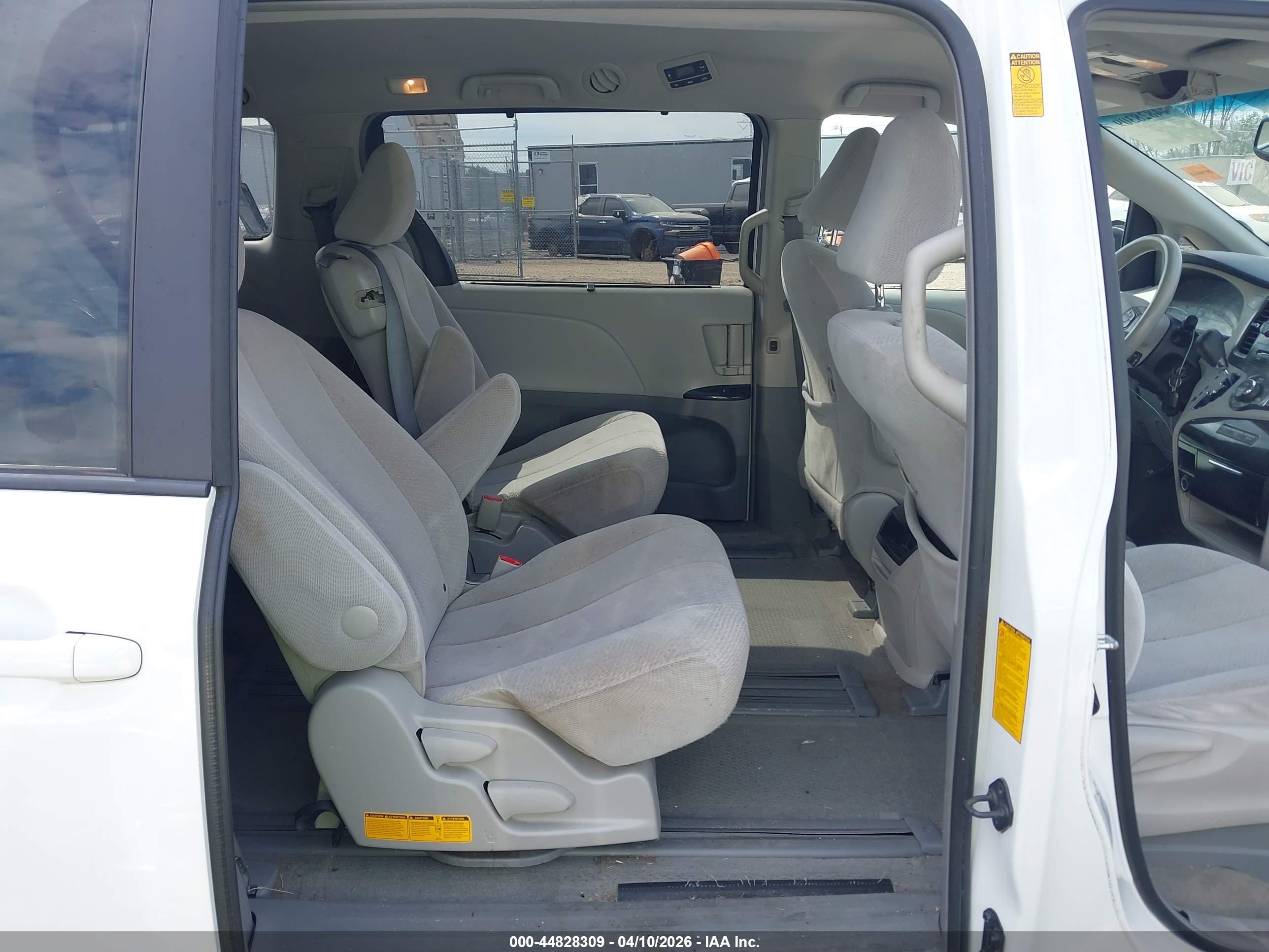 TOYOTA SIENNA image 8